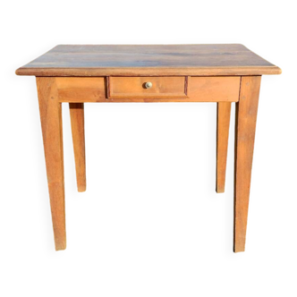 Spindle leg desk