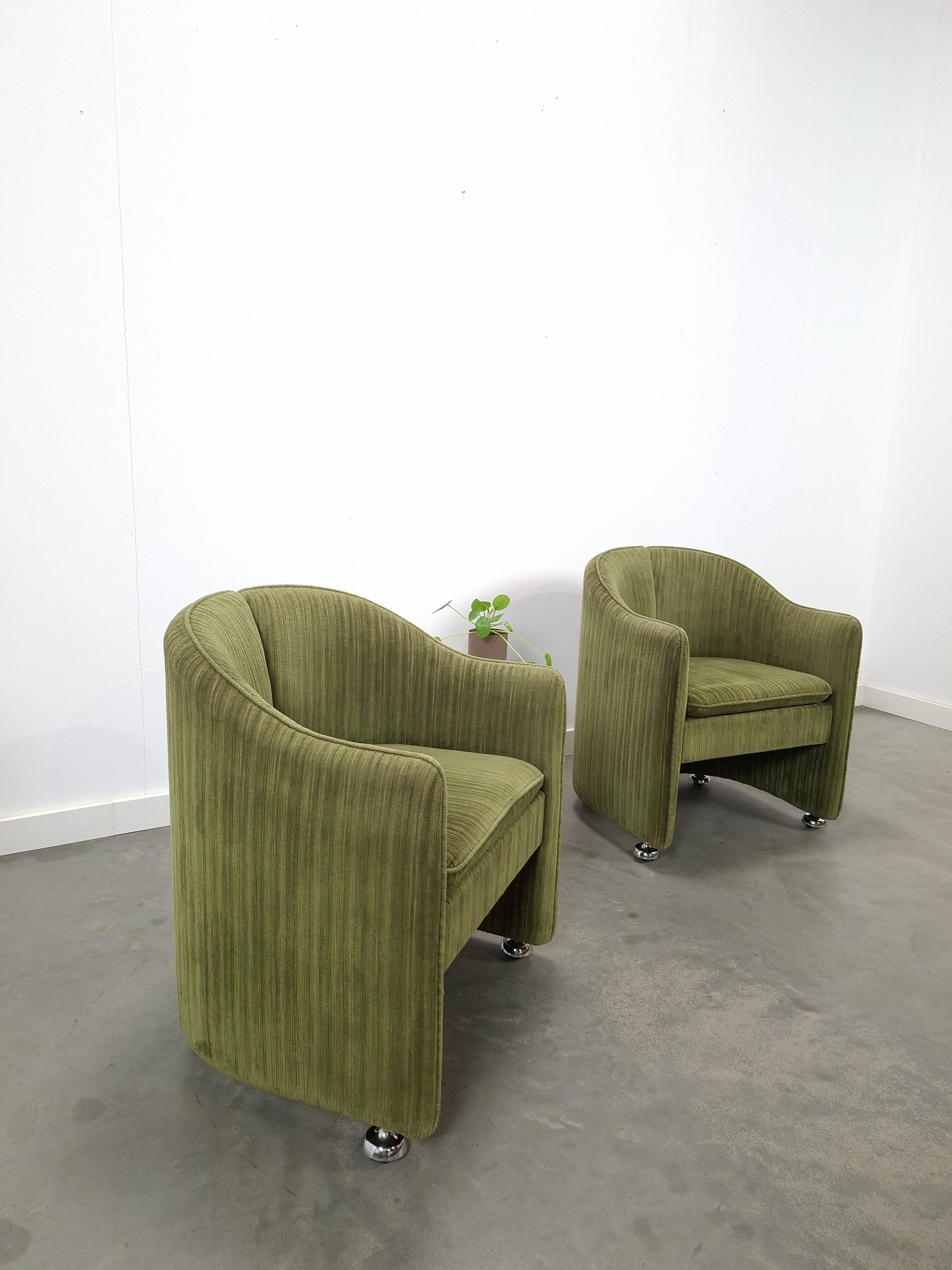 Chaises de cocktail vertes avec des roues chromées.