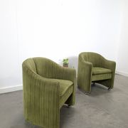 Chaises de cocktail vertes avec des roues chromées.