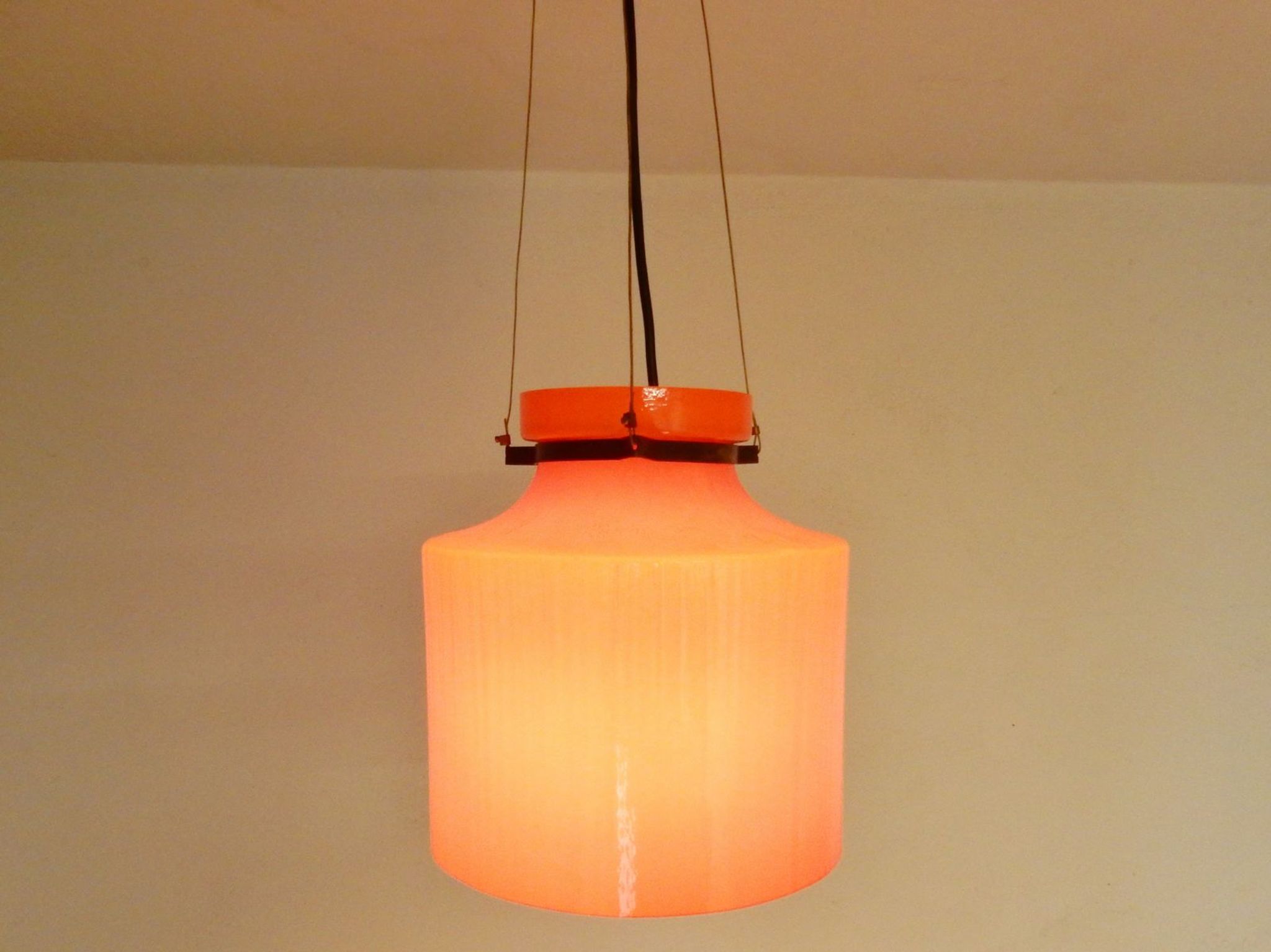 Suspension structure ondulée en verre orange 1970s