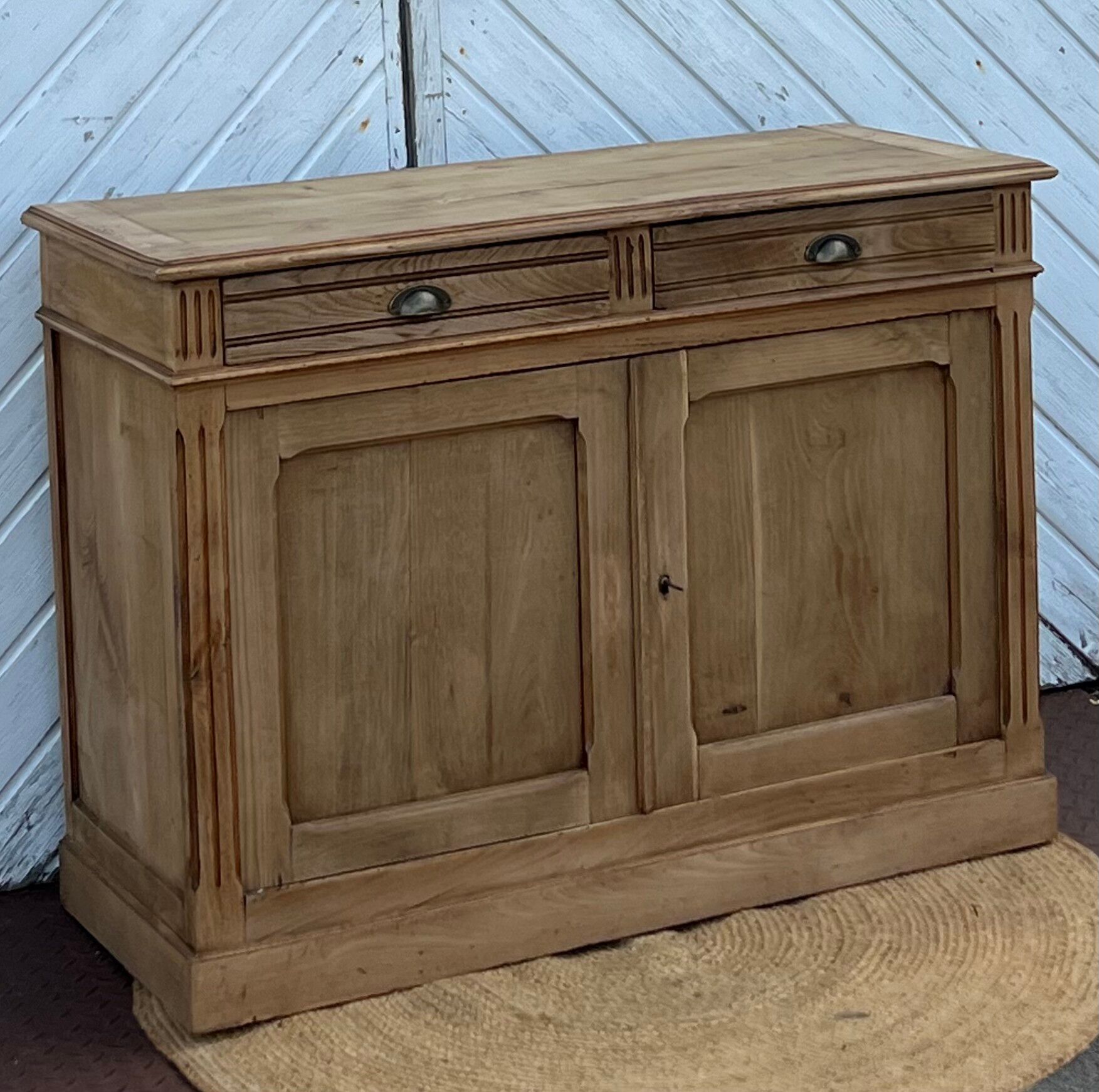 Old solid oak buffet with 2 drawers, chic country style.