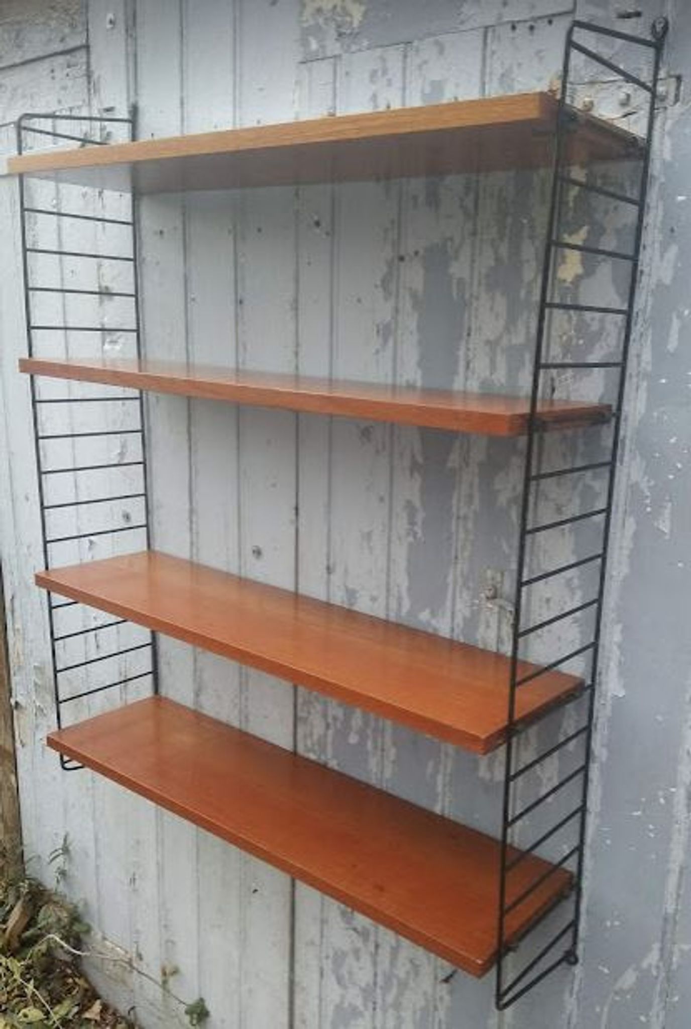 Vintage wall shelf in Teak veneer and black metal, Nisse Strinning, 60s