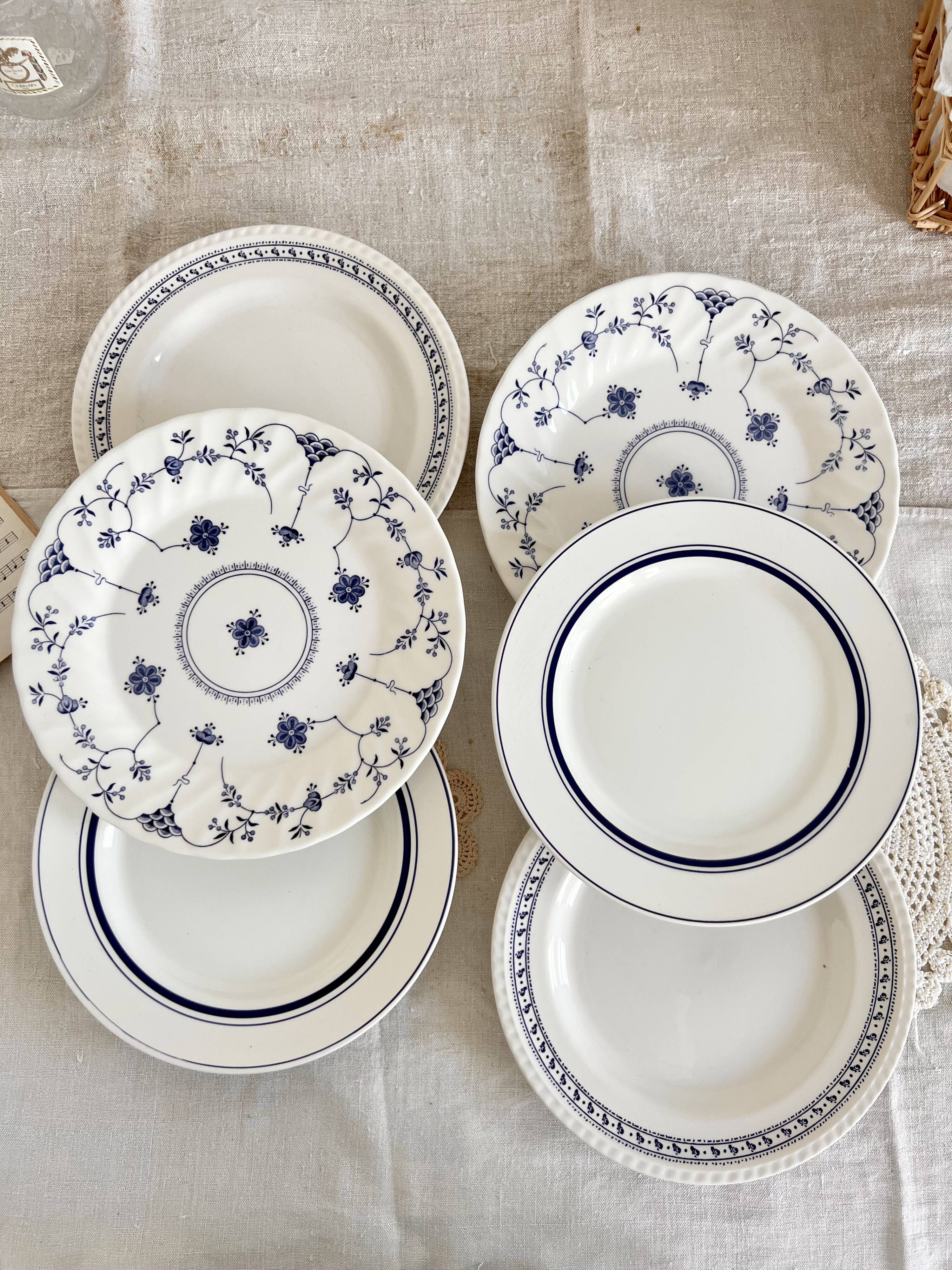6 vintage mismatched blue and white porcelain dinner plates - Lot J