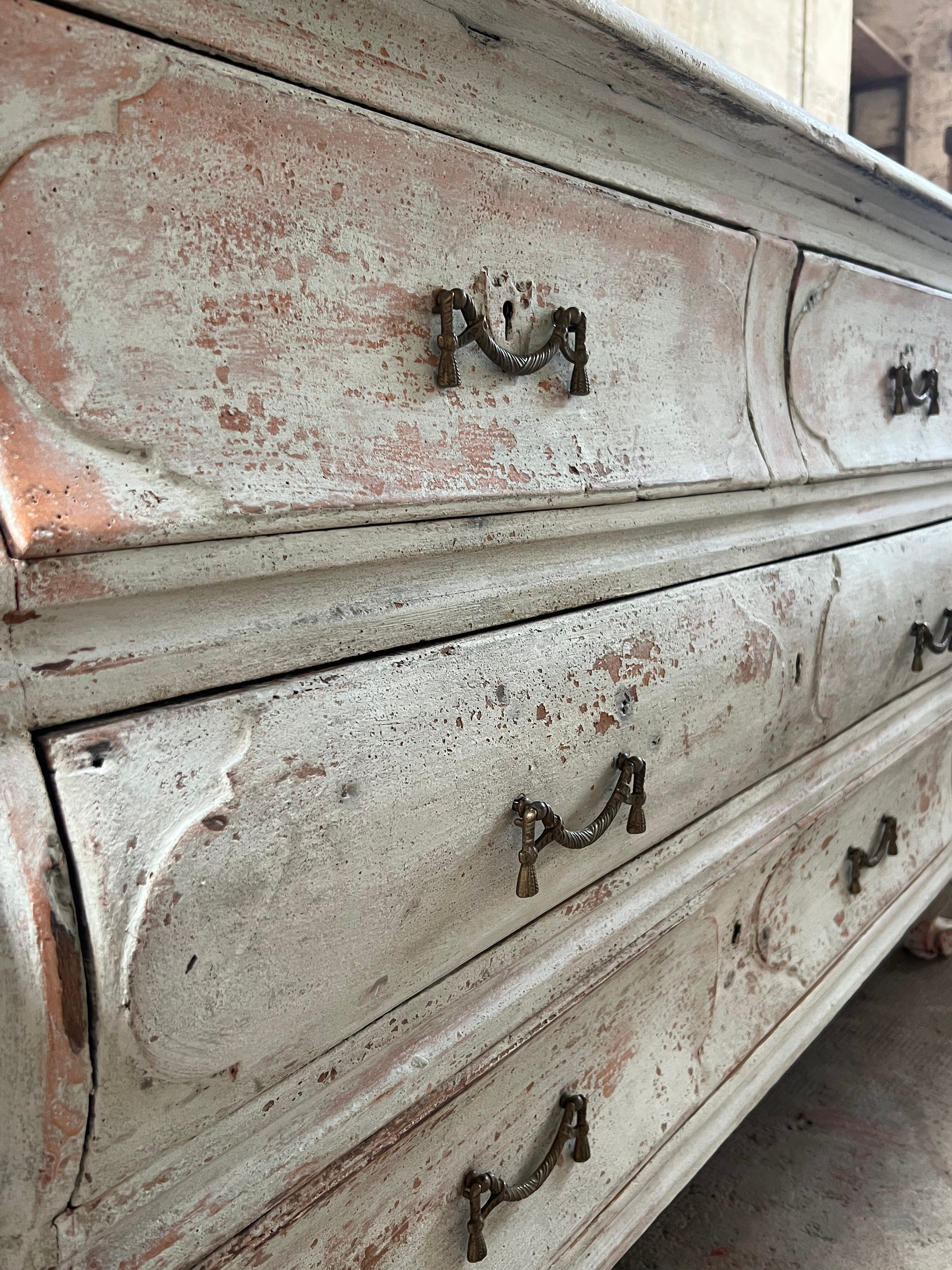 Curved commode from the 18th century