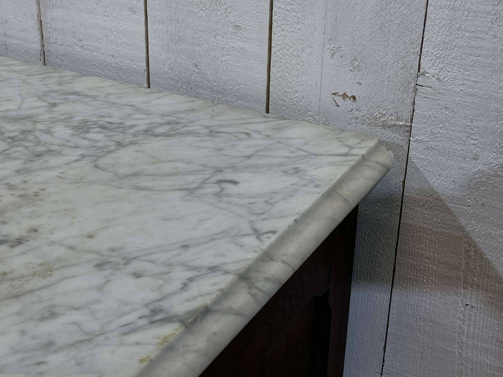 Glacière début XXème en chêne et dessus marbre