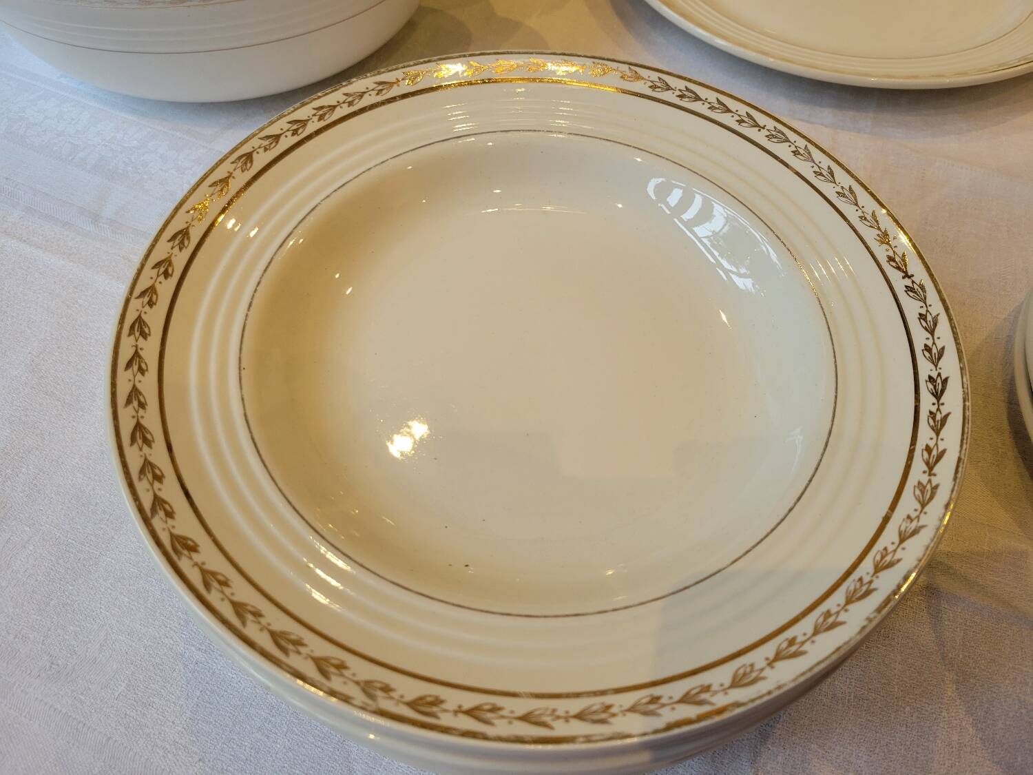 Table service in opaque porcelain with gold leaf.