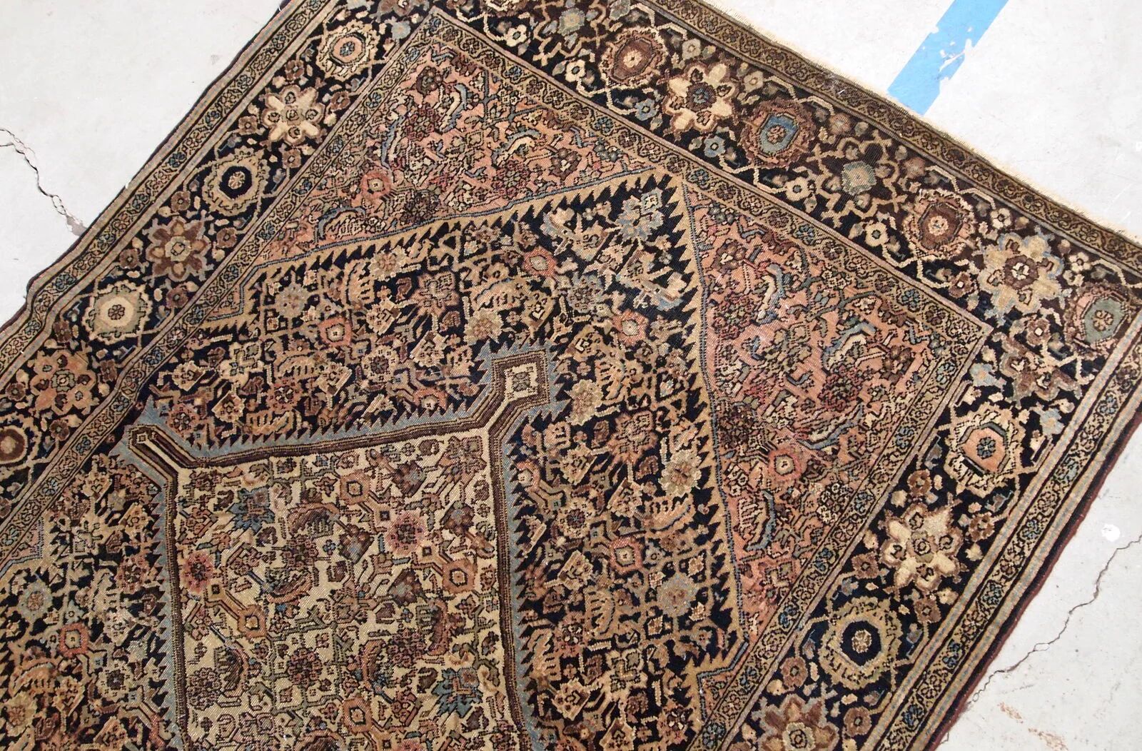 Handmade antique Persian Sarouk Farahan rug 103cm x 161cm 1880s