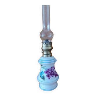 Lampe Pétrole Porcelaine Décors Lilas.