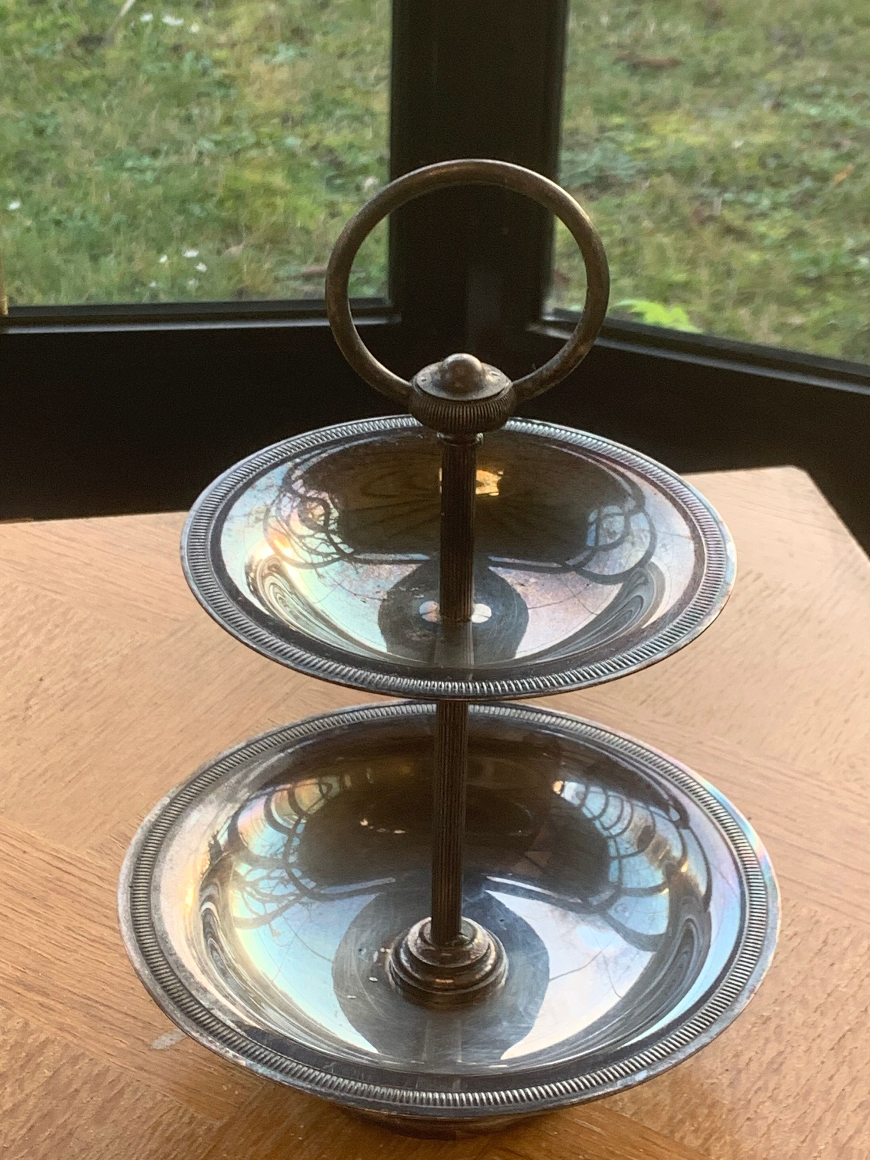 Double cup display in vintage silver metal
