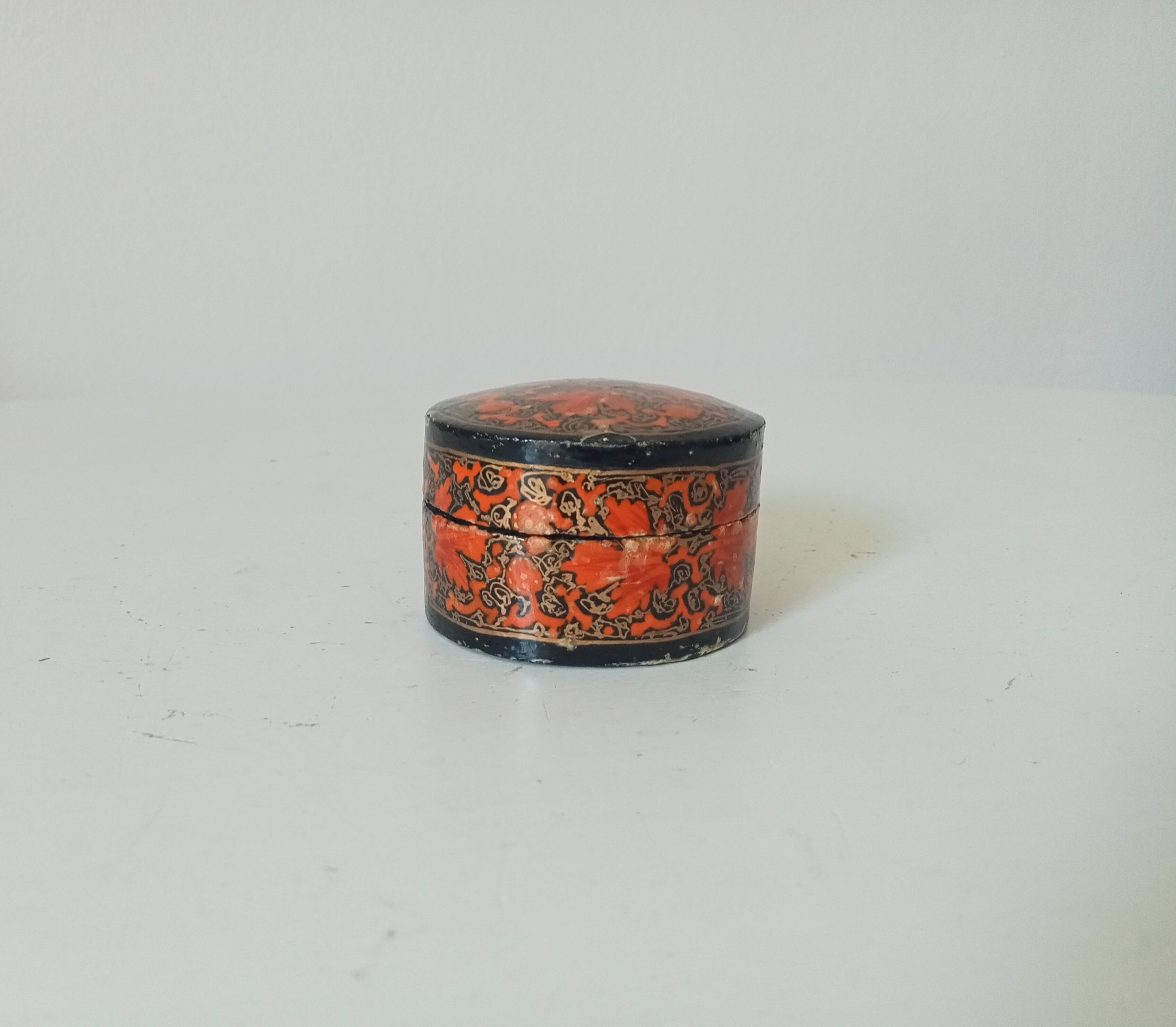 Small antique Kashmiri bonbonnière/pillbox in papier-mâché.