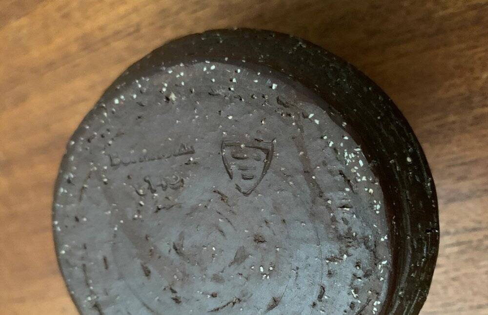 Minimalist studio pottery vase from mid-century Danish artist Michael Andersen, Bornholm, 1960s.