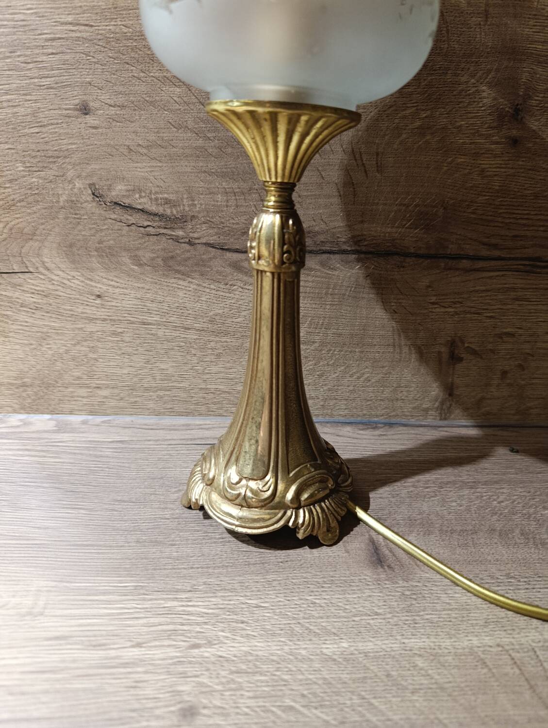 Lampe de table rétro chic bronze, globe à volant, vintage upcyclé