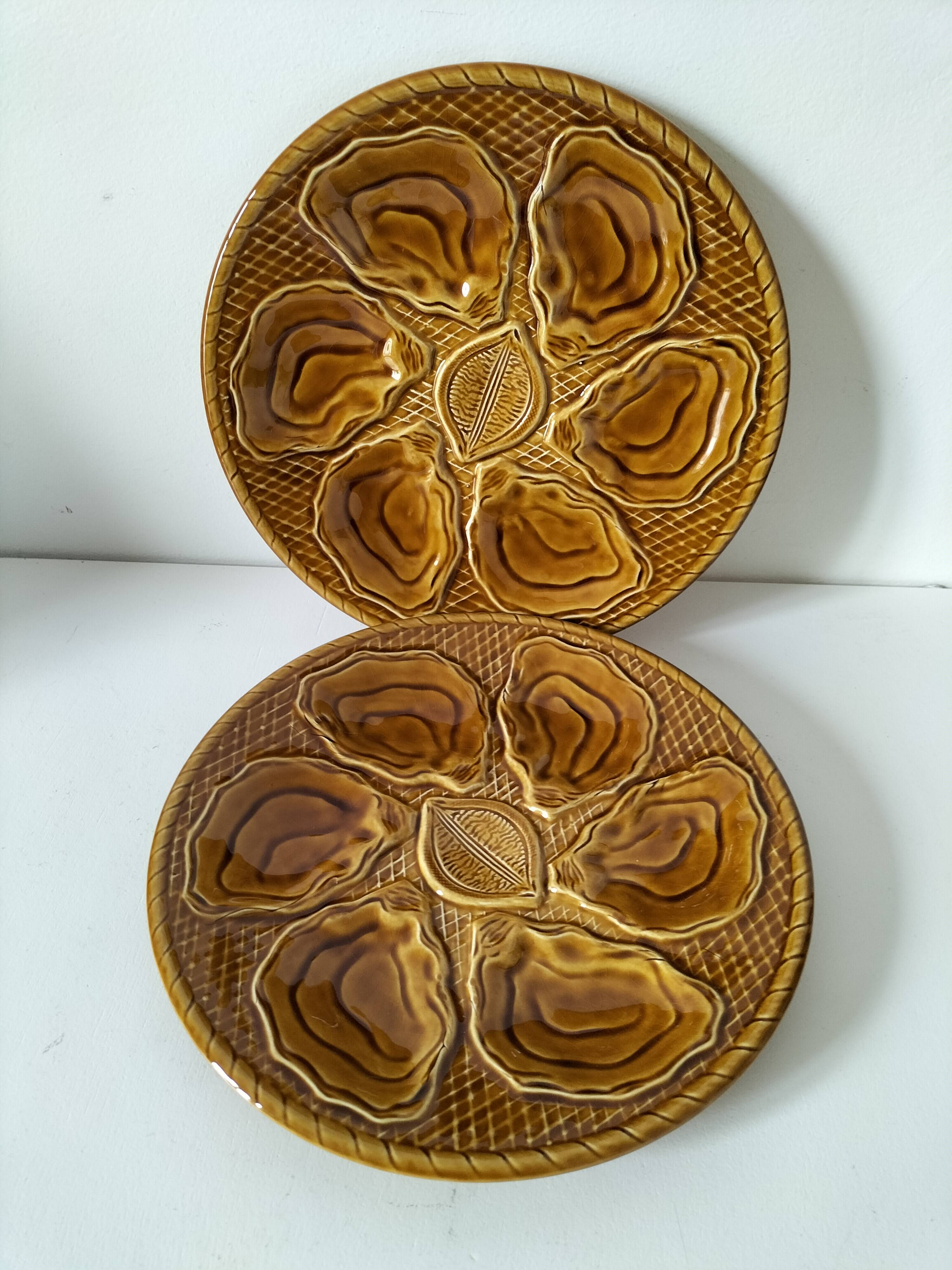 Duo of oyster plates in slip