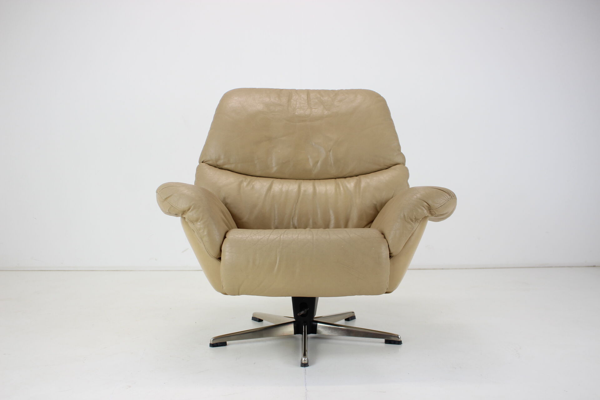 Large Scandinavian Adjustable Leather Armchair by Peem, 1970s, Finland