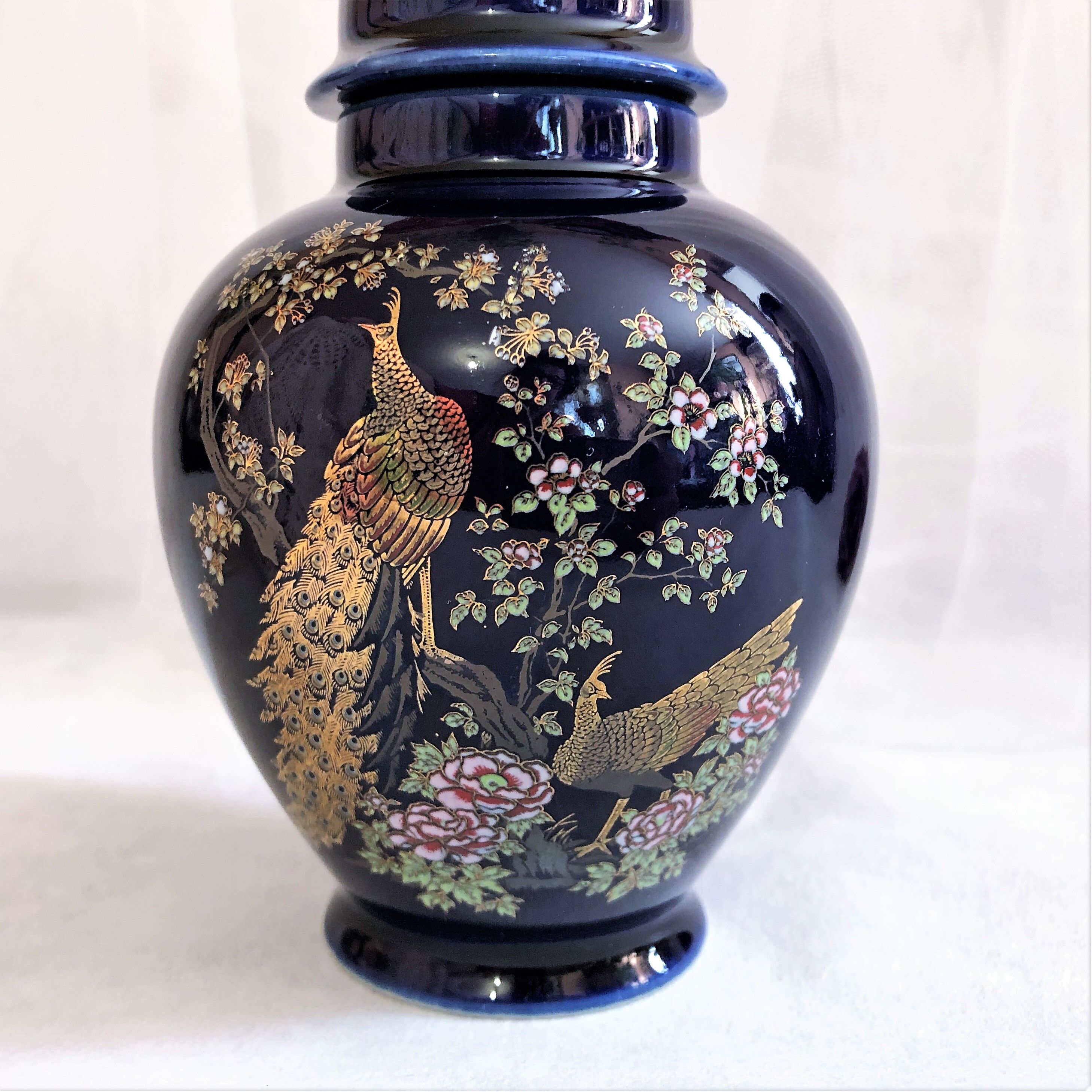 Potiche cobalt blue porcelain lid jar decorated with peacocks