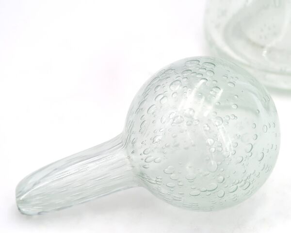 Bouteille carafe en verre bullé transparent de Biot, années 70