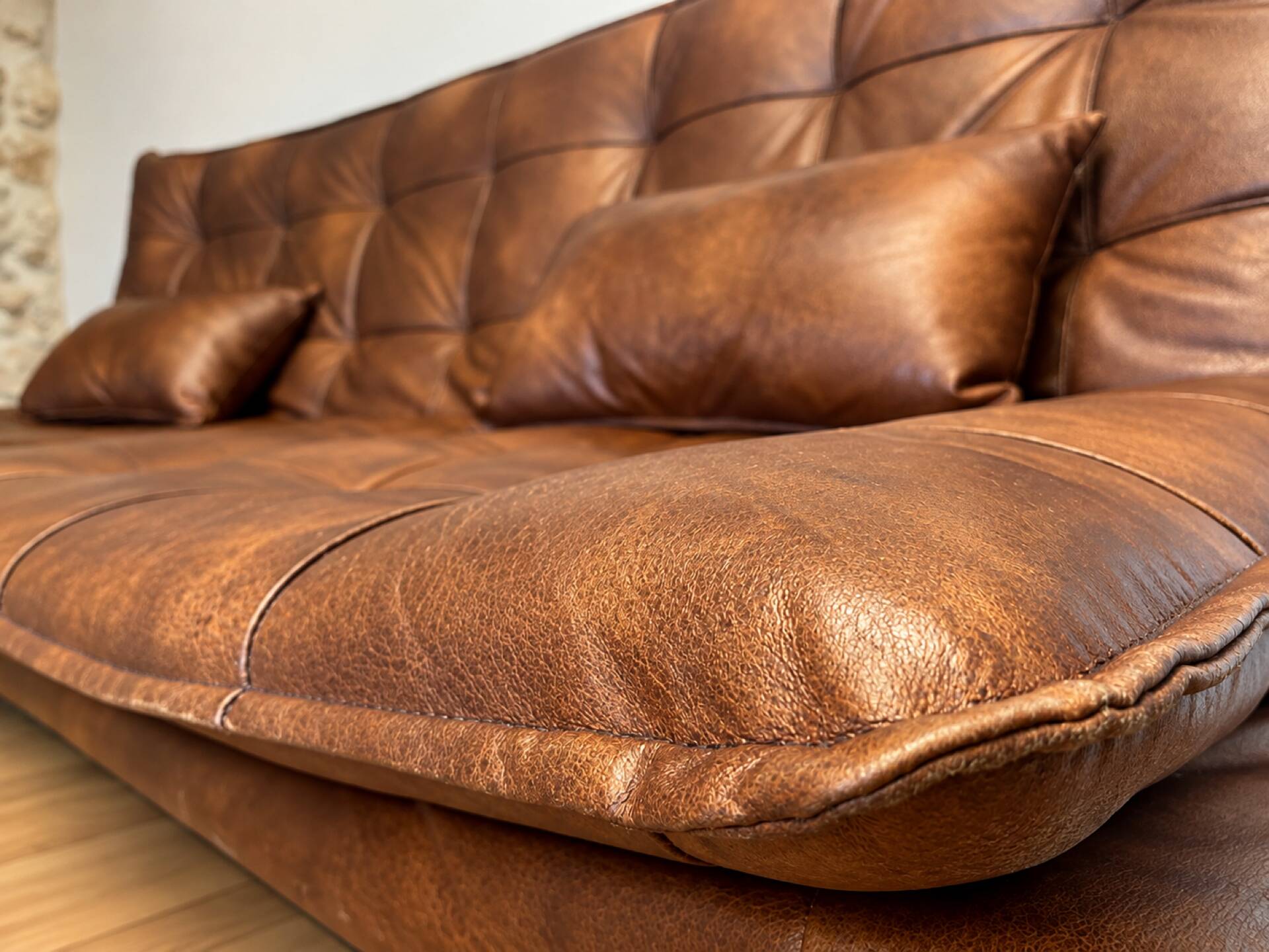 Brown cognac tufted convertible sofa – vintage spirit