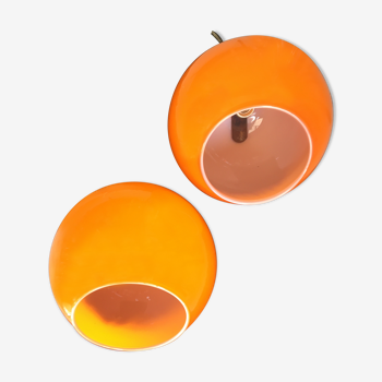 Paire de suspensions orange en verre opaline 70’s