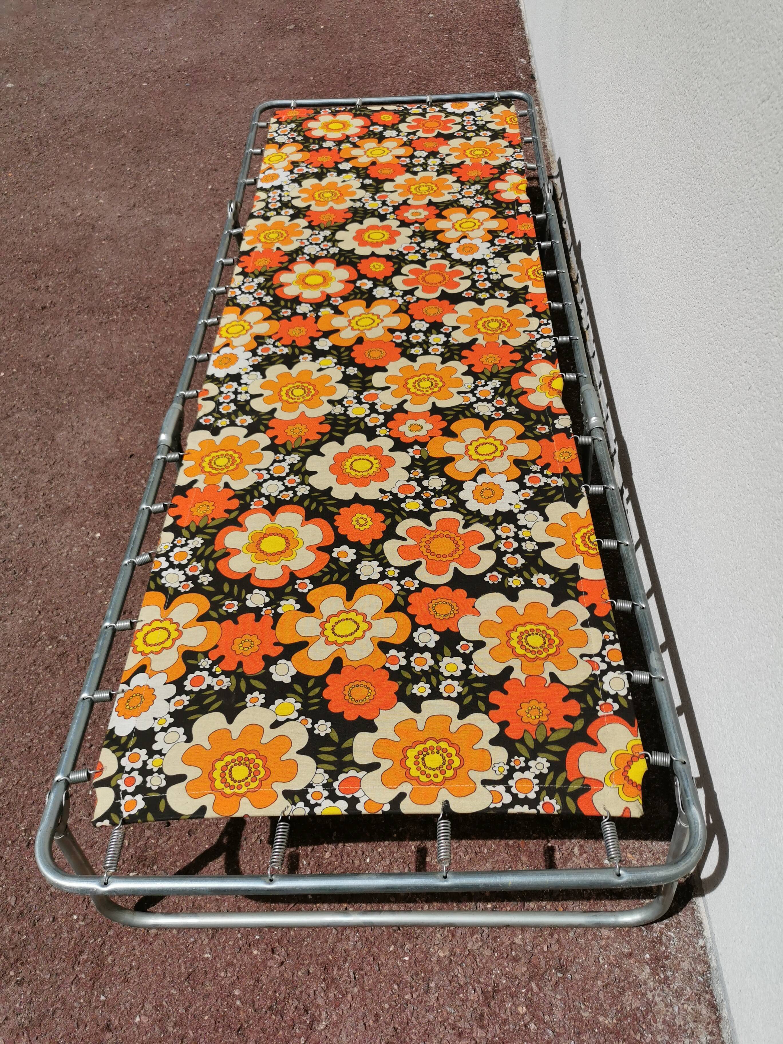 Vintage SOleil bath, Orange flower deckchairs