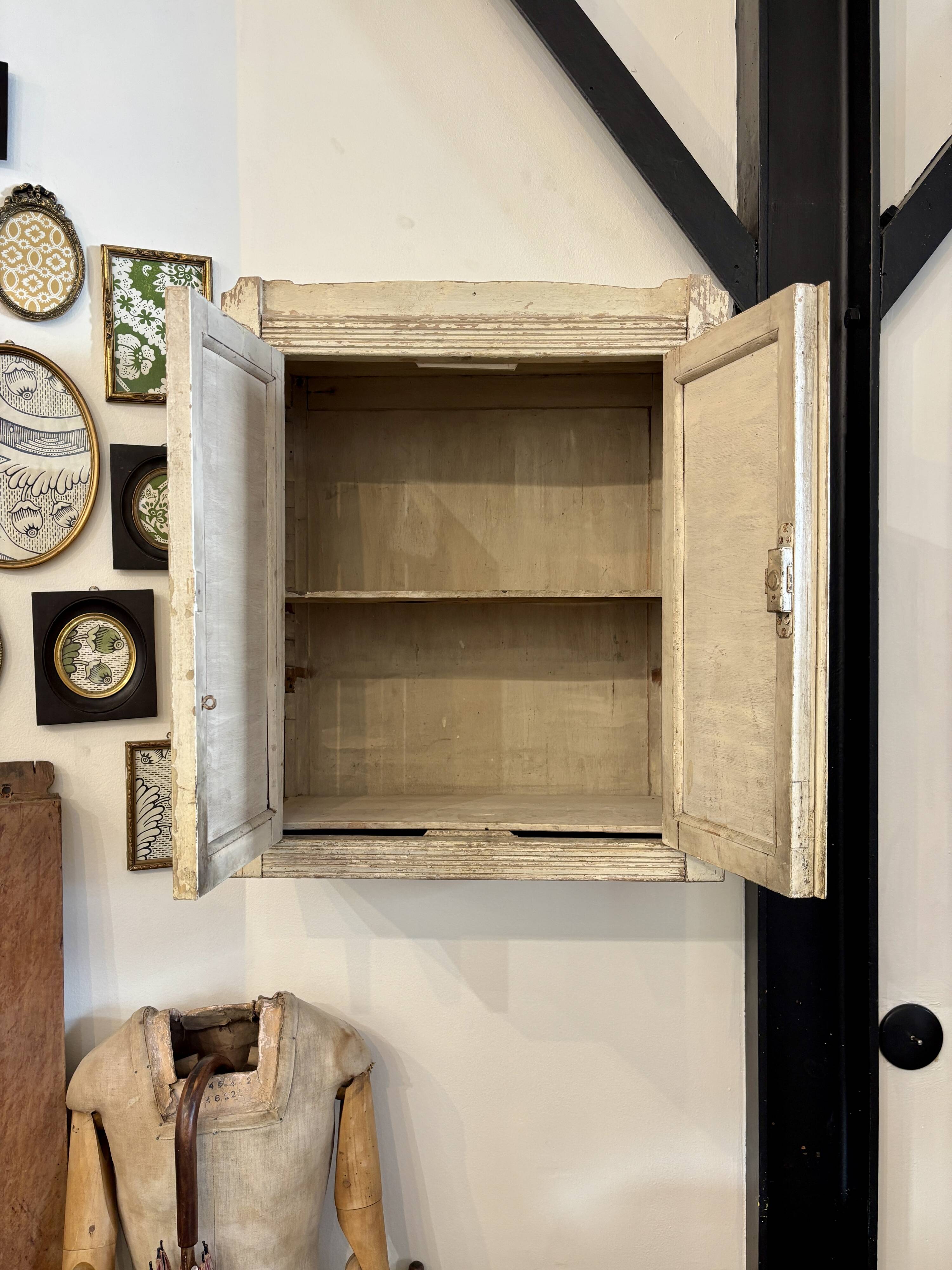 2-door wall cupboard in beige wood ☐ 59 x 50 cm
