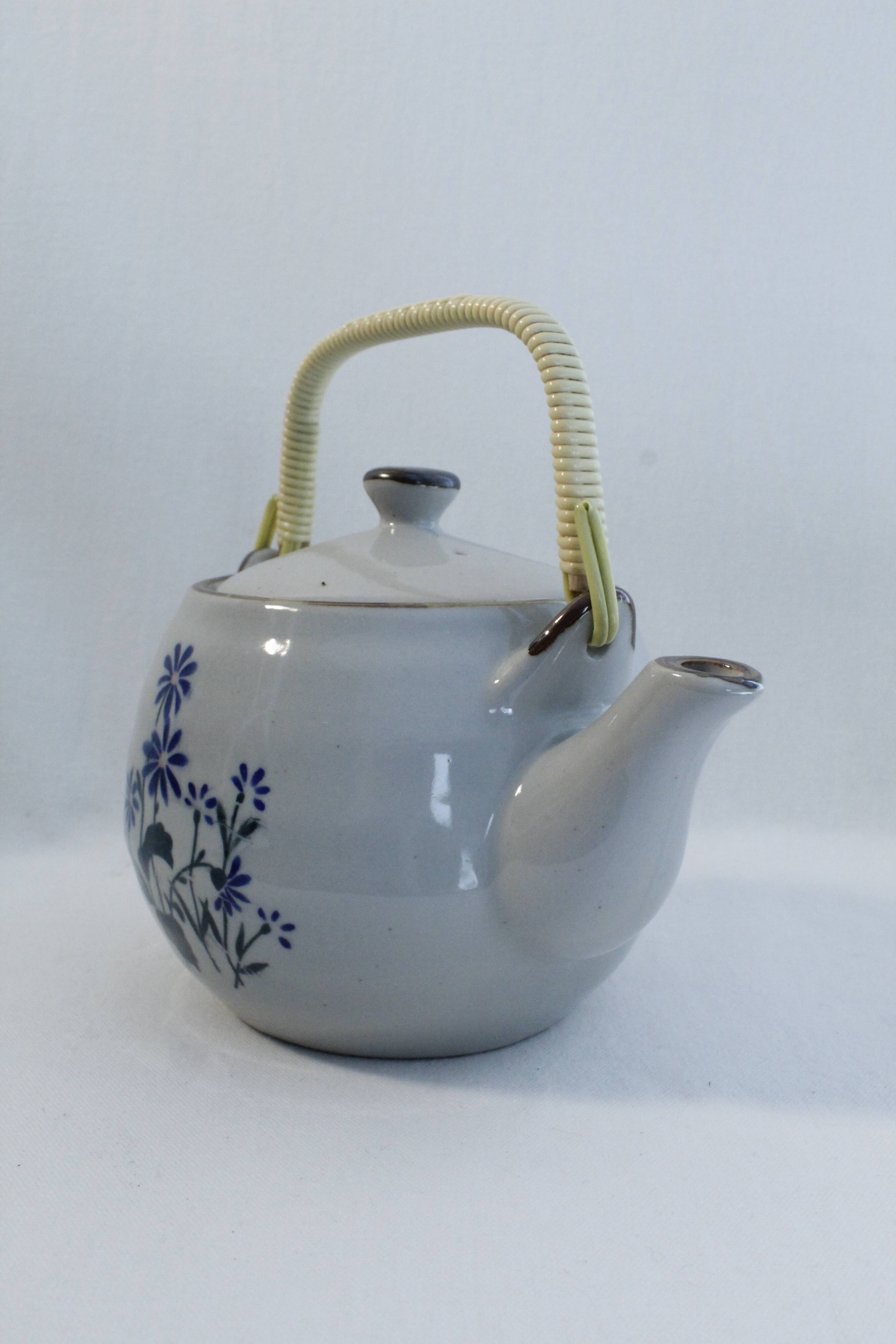 Tea set and 3 cups - floral motifs