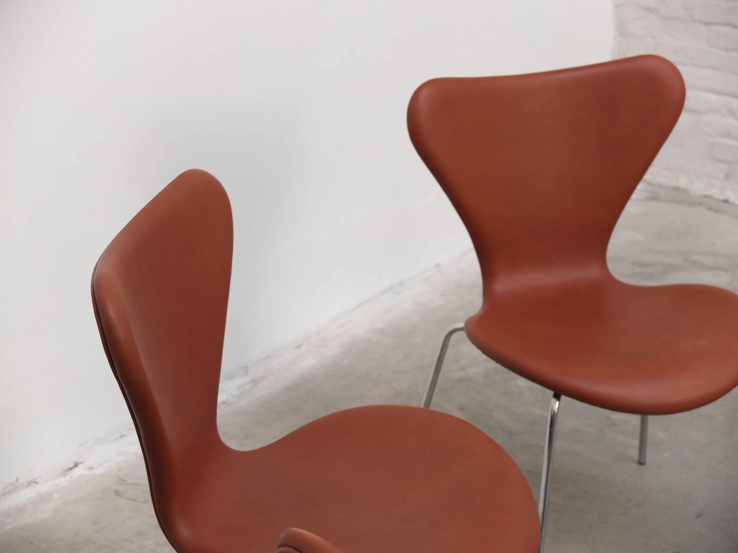 'Series 7' chairs in cognac leather by Arne Jacobsen for Fritz Hansen, 1955