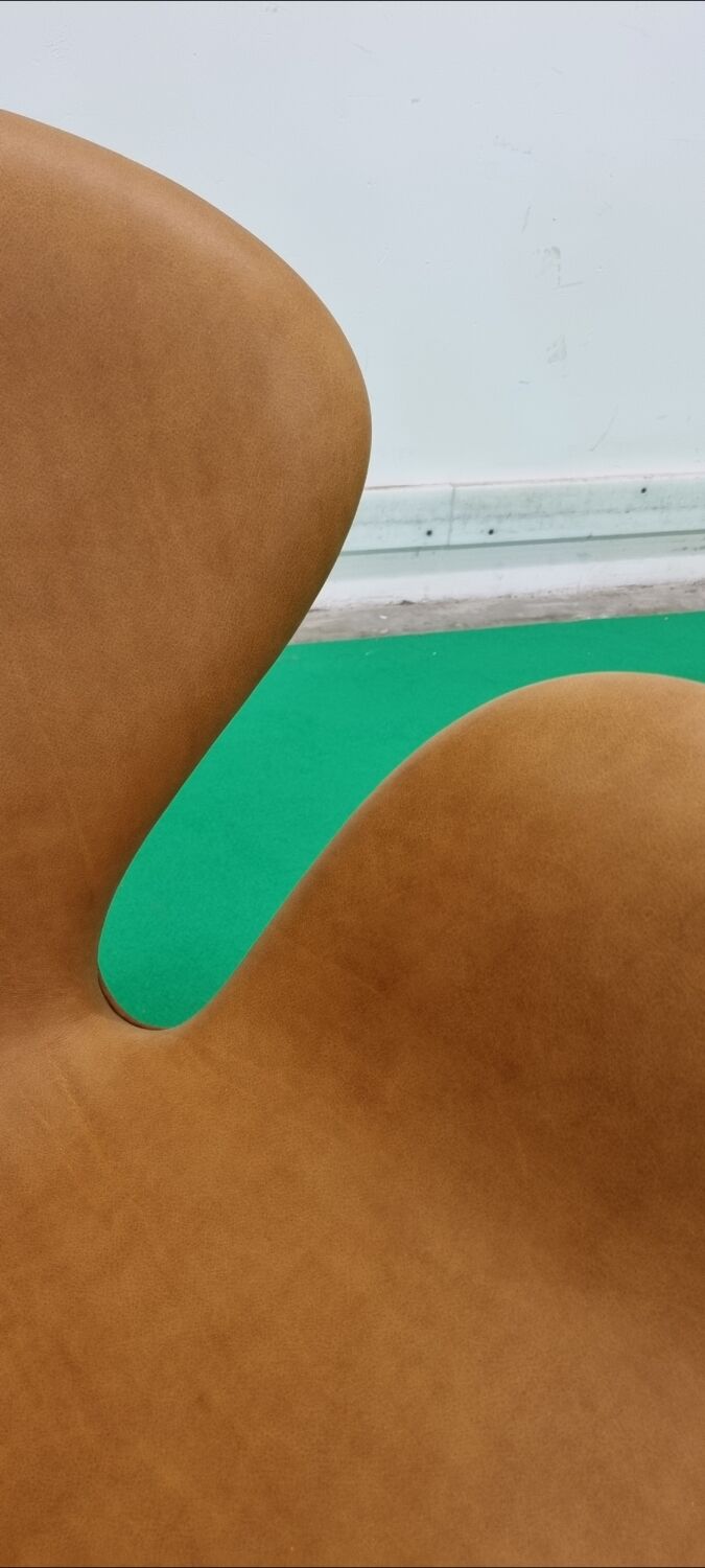 Pair Arne Jacobsen Swan chair Fritz Hansen