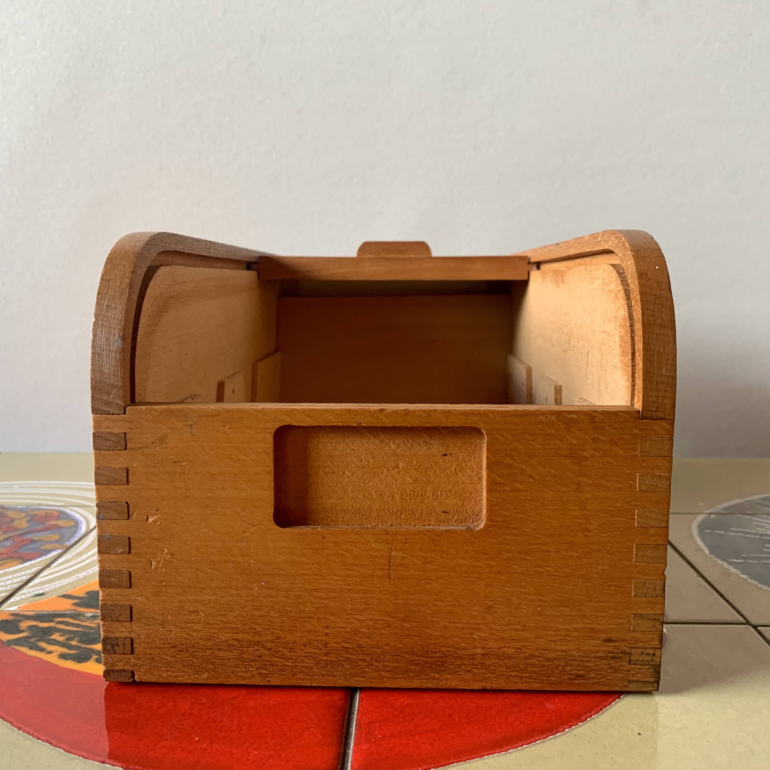 2 anciennes boîtes de classement en bois à volet