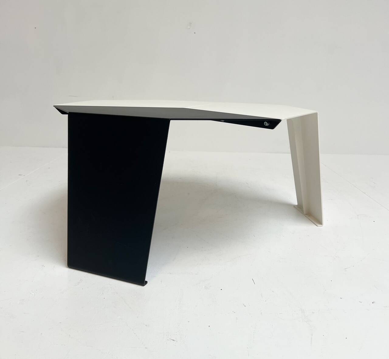 Table d'appoint OVNI par Edwin van Sommeren, après 2000
