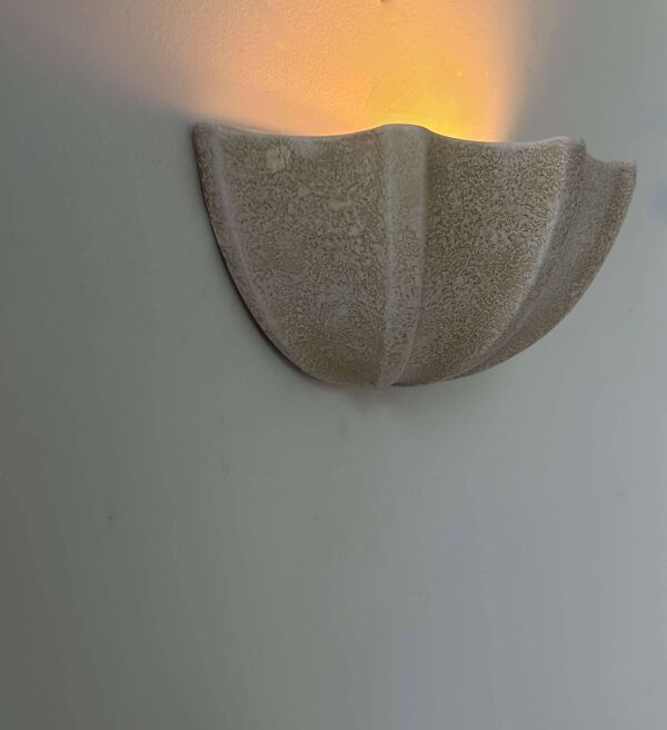 Applique vintage coquillage porcelaine, beige moucheté, France 1960