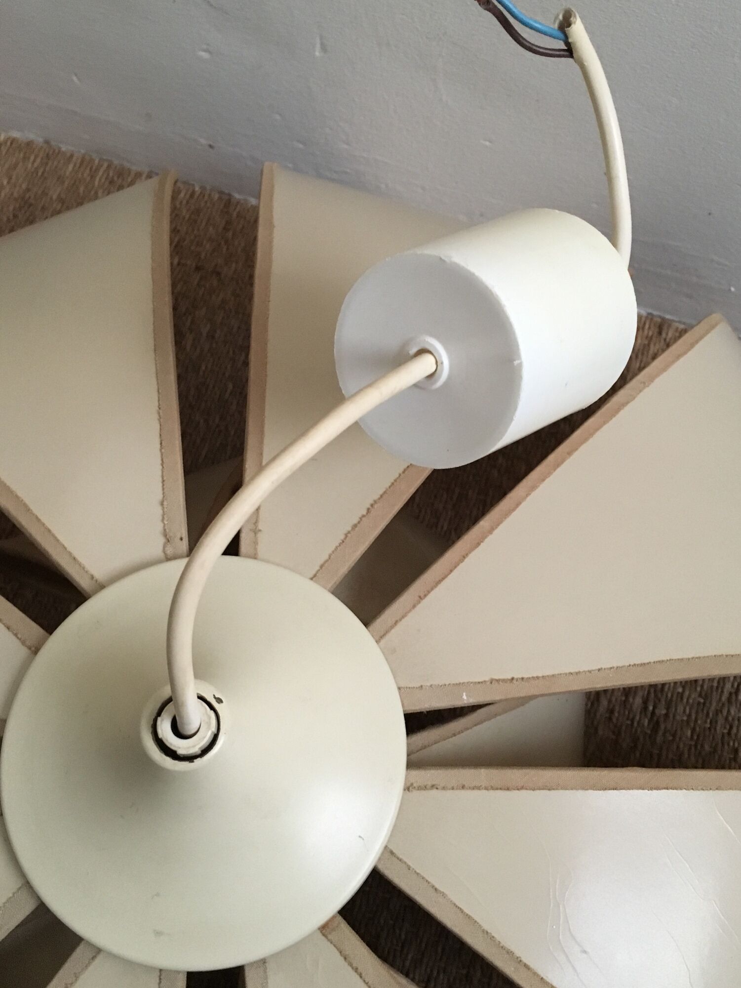 Suspension fleur petales beiges et dorees vintage