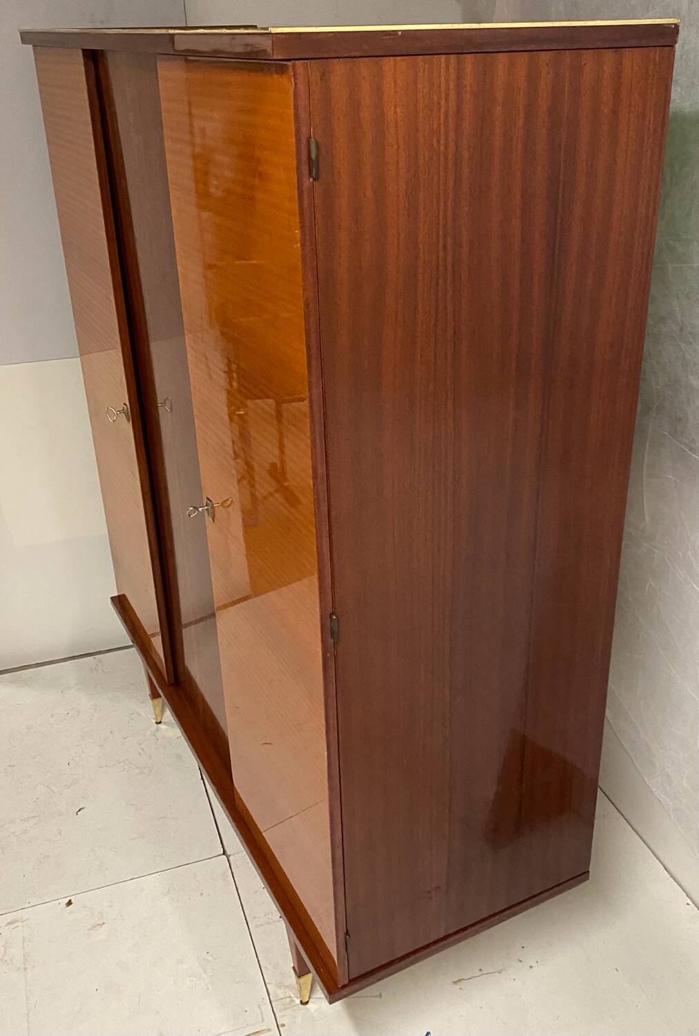 Armoire vintage pieds compas