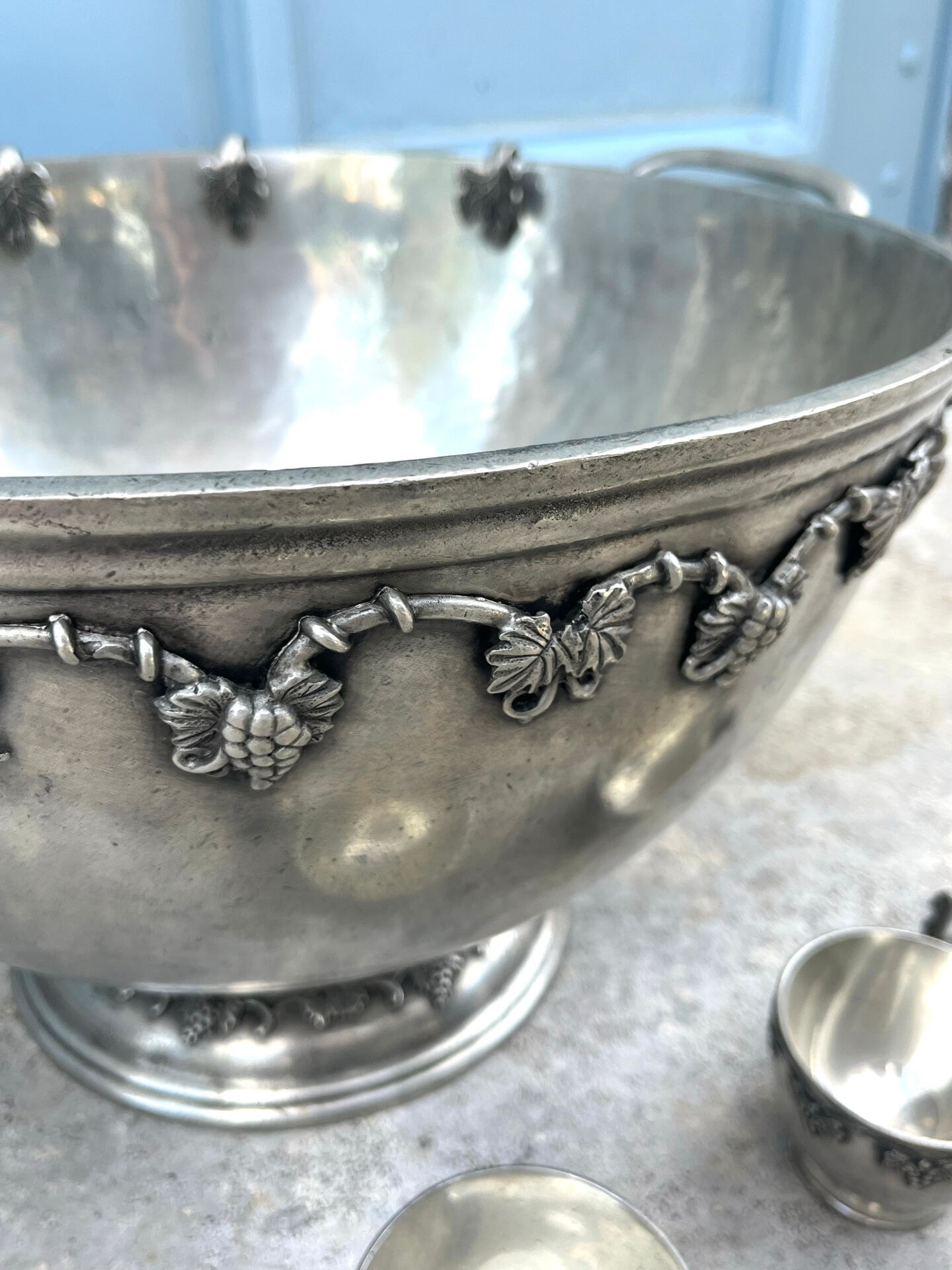 French pewter punch bowl set with 10 cups and ladle – grapevine Etain