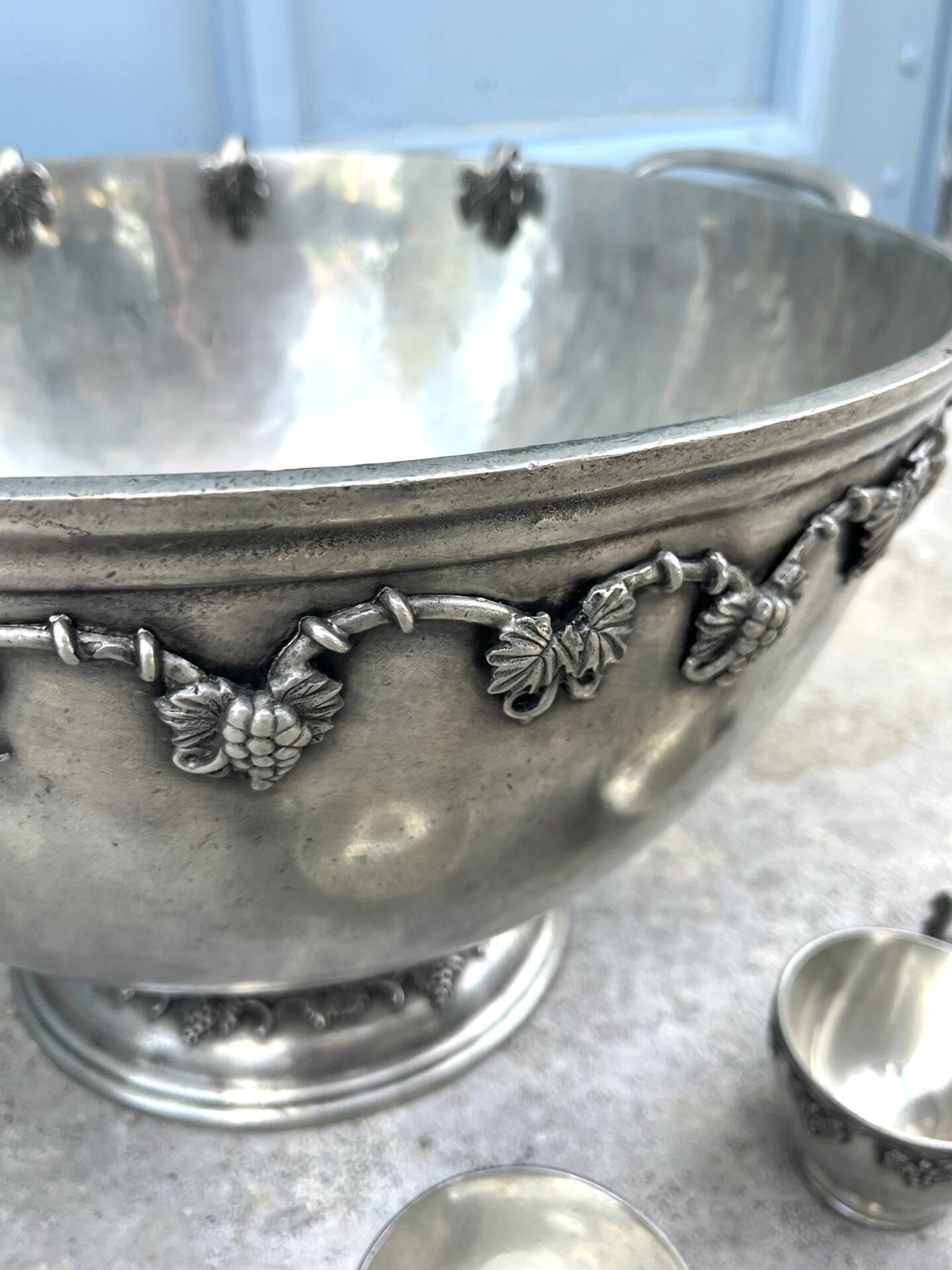 French pewter punch bowl set with 10 cups and ladle – grapevine Etain