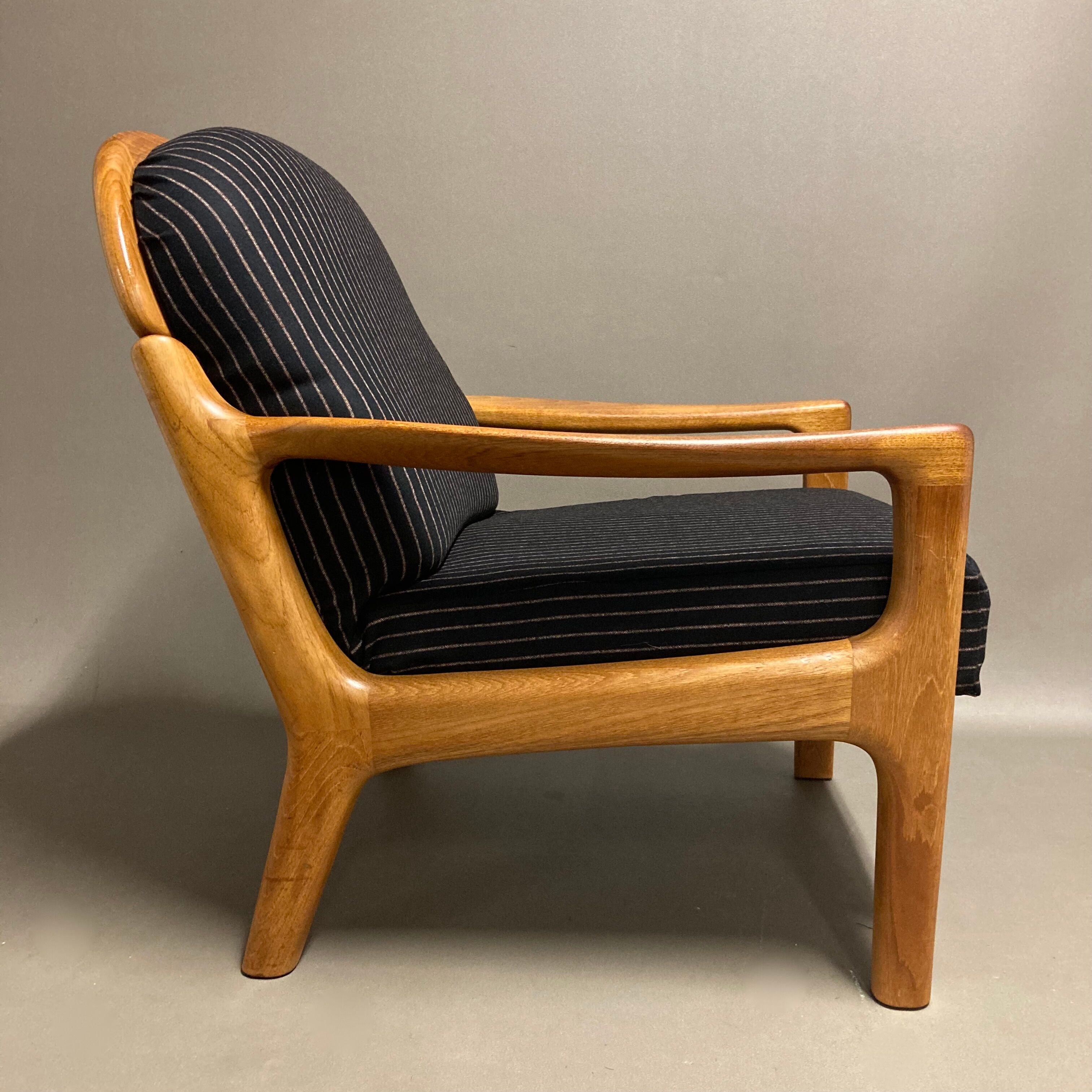 Fauteuil noir 1960 avec son estampille scandinave.