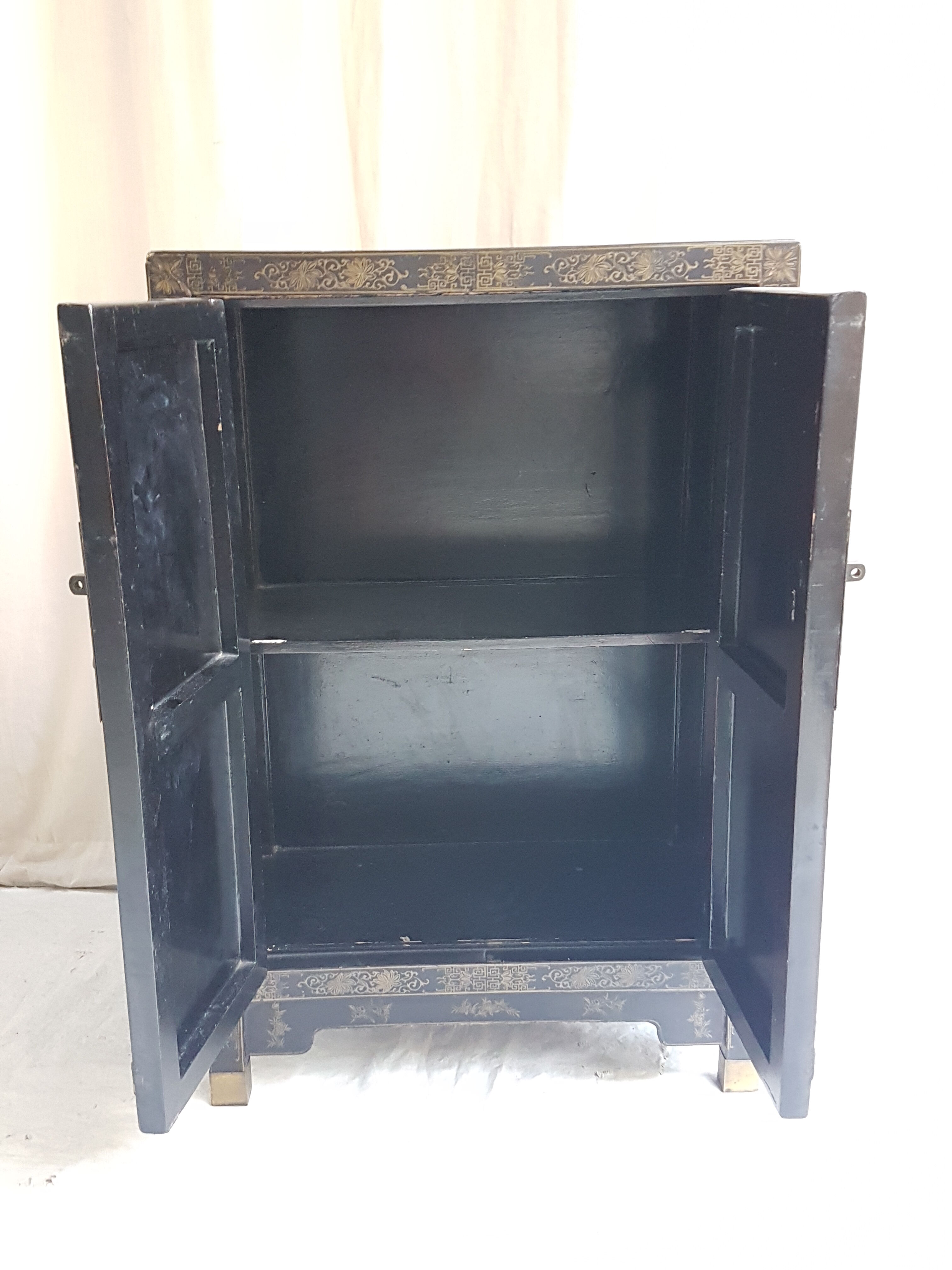 Chinese Bahut in 2-door laque