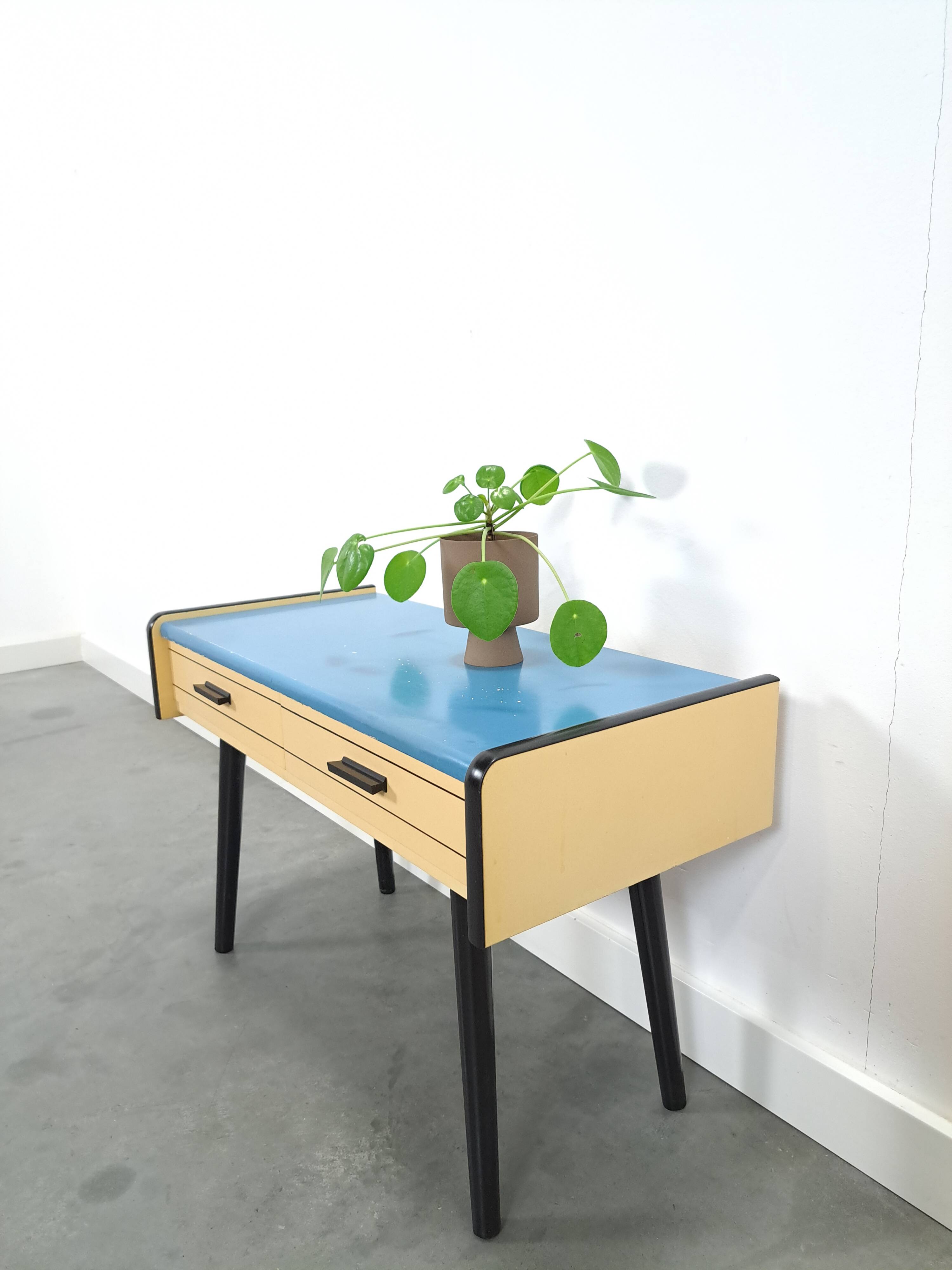 Jaren 50 ladekastje met blauw blad en zwarte poten