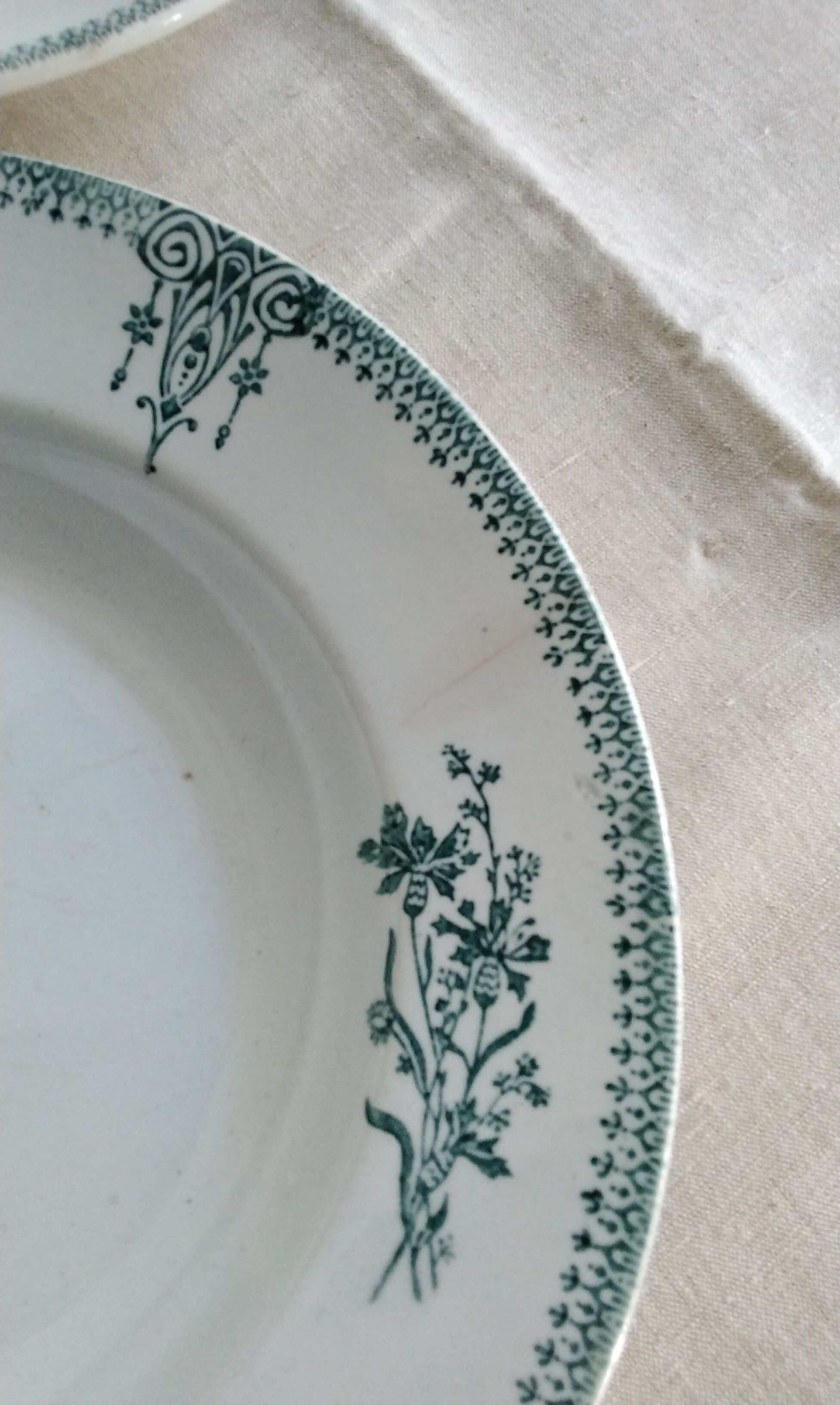 Set of 10 hollow plates