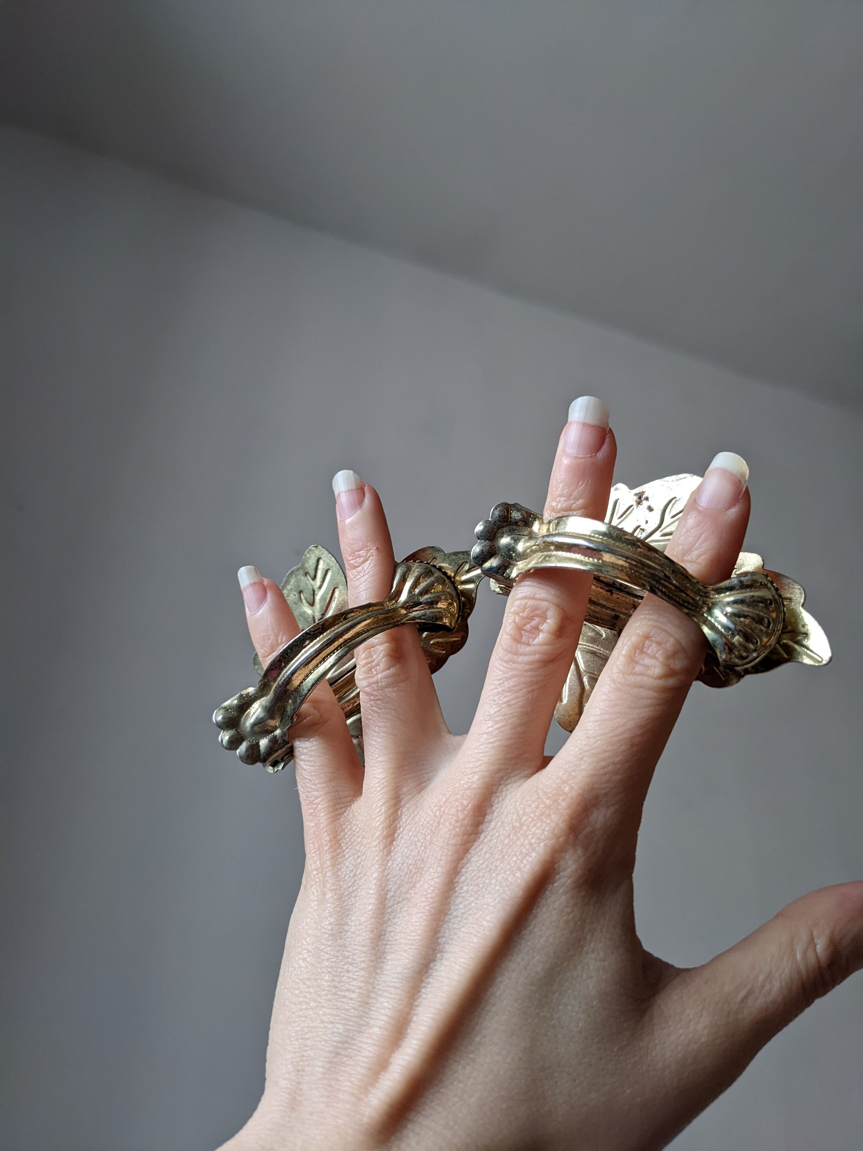 2 golden leaf curtain clips