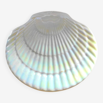 Iridescent decorative plate in the shape of a shell