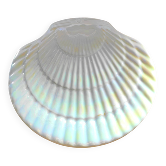 Iridescent decorative plate in the shape of a shell