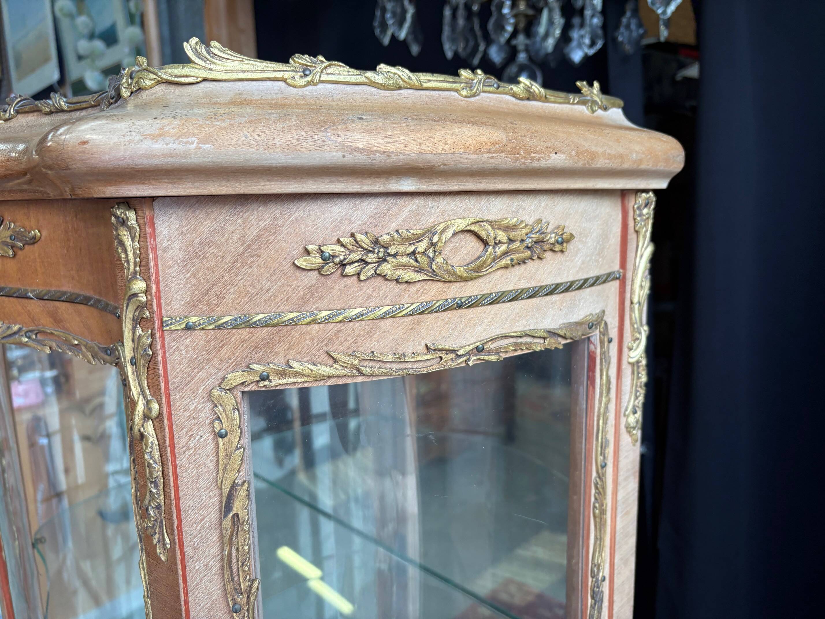 Louis XV/Transition style display cabinet in wood and gilt bronze