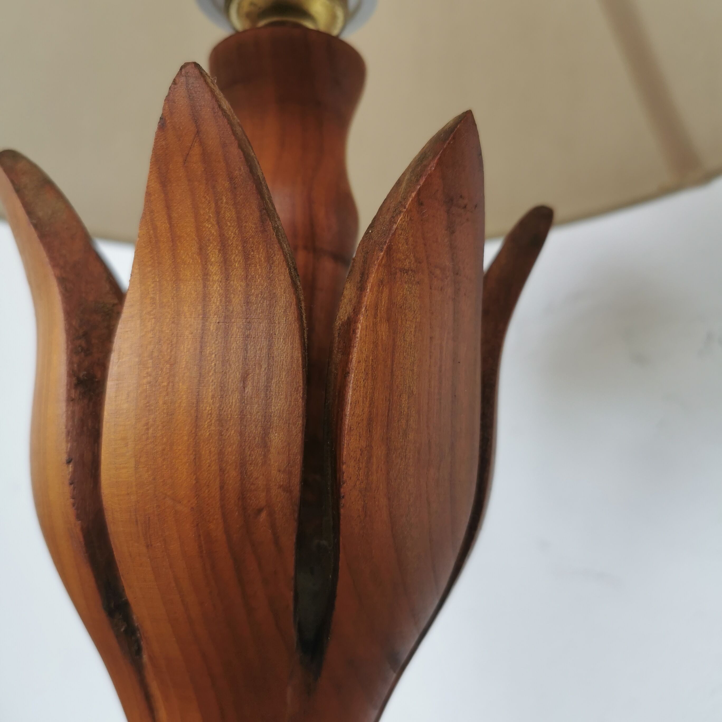 Wooden table lamp in the shape of a flower