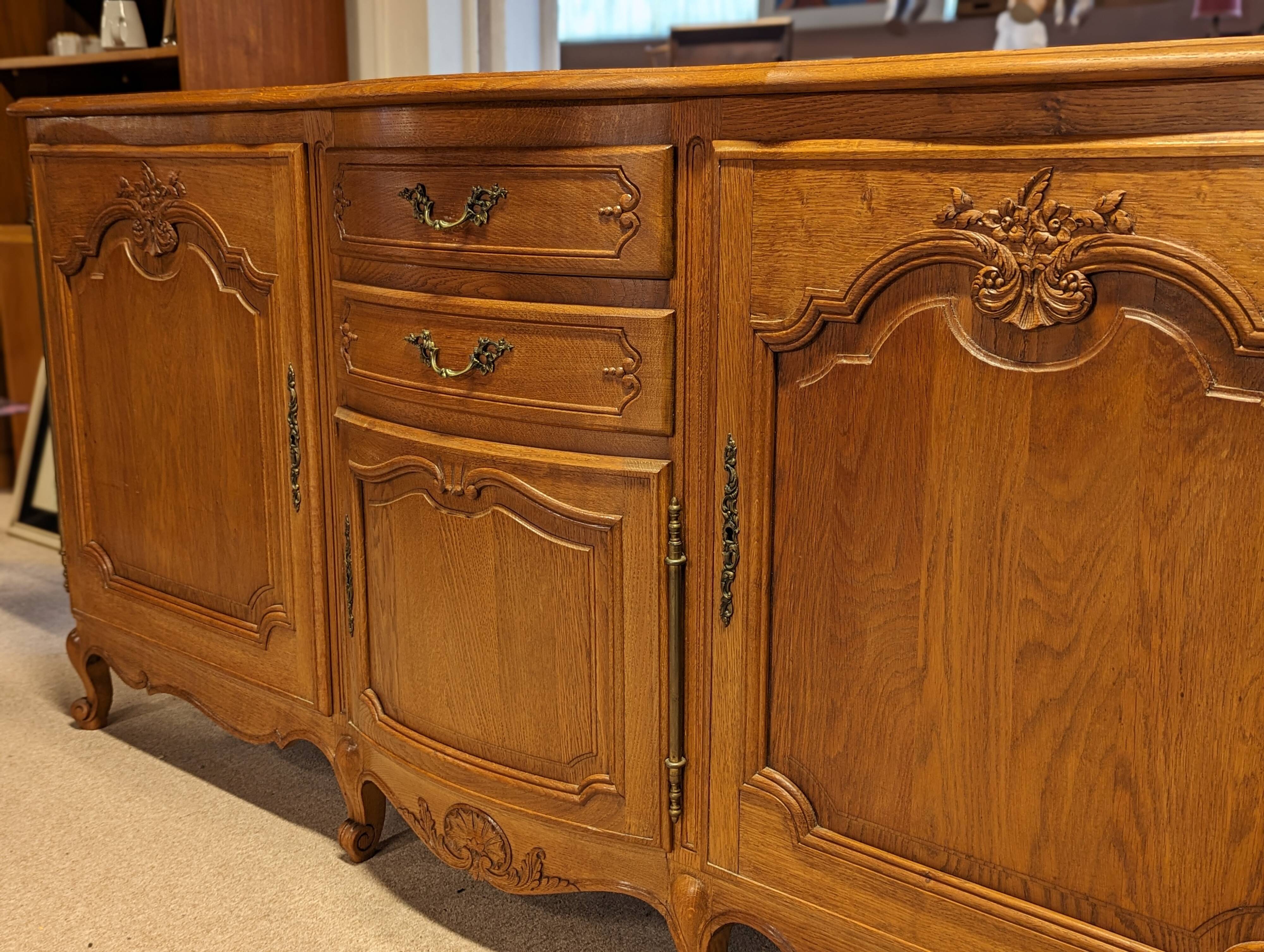 Buffet en chêne clair style Louis XV
