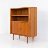 Bibliothèque en teck de Svend Dyrlund avec portes à tambour (Danemark, années 1960).