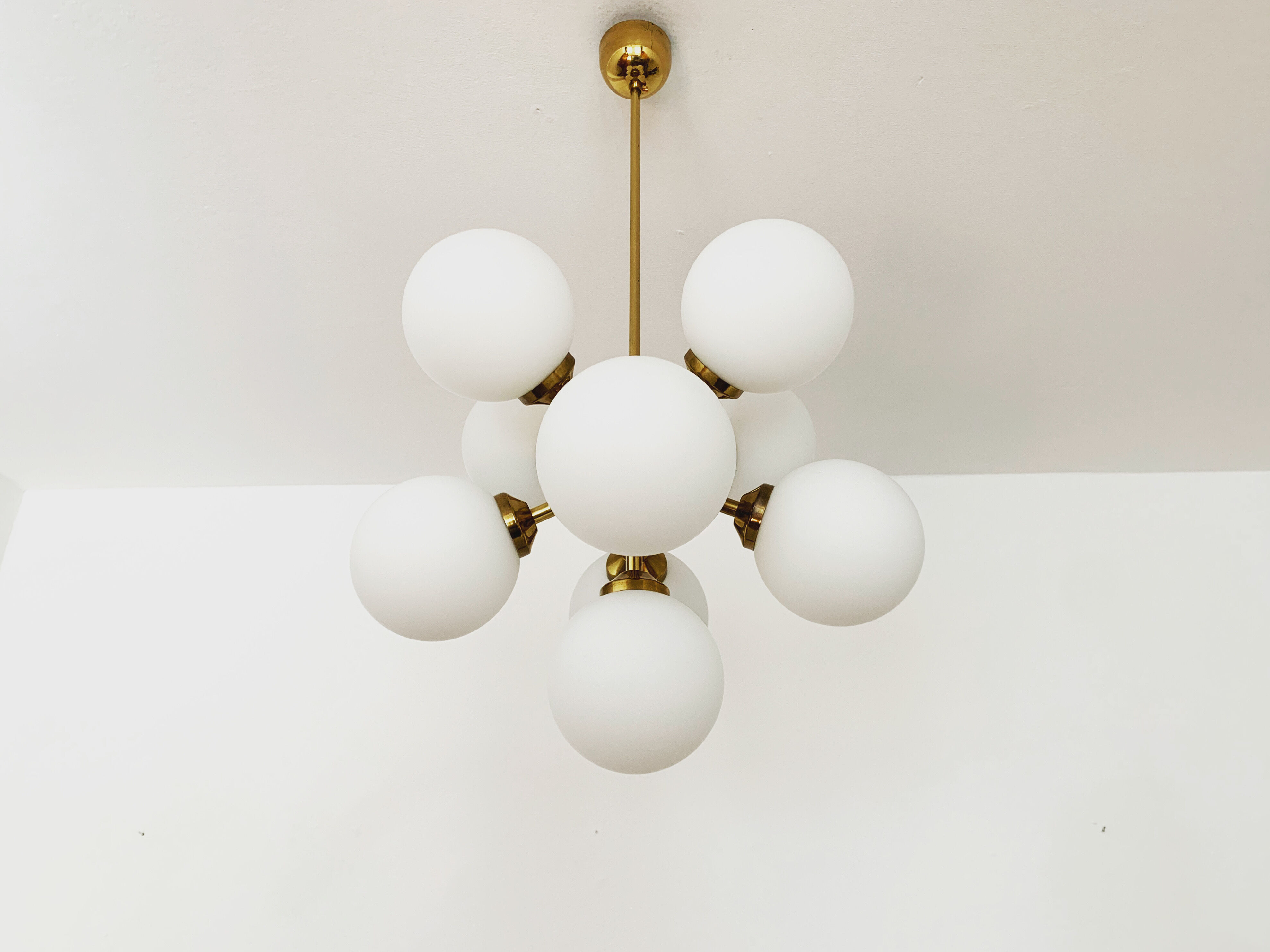 Lustre spoutnik en laiton et en verre d’opaline