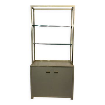 Cabinet d'exposition Pierre Vandel des années 1970 en crème et laiton