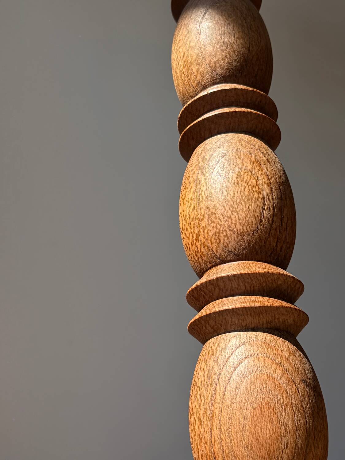 Lampadaire en bois tourné