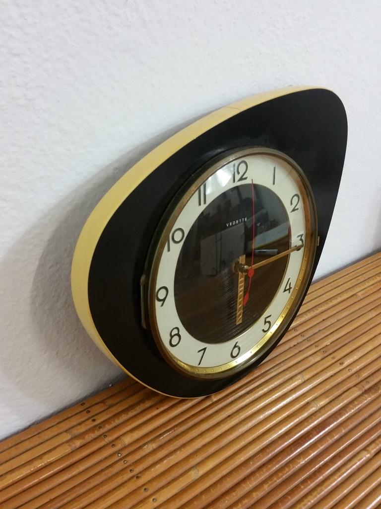 Pendulum black formica