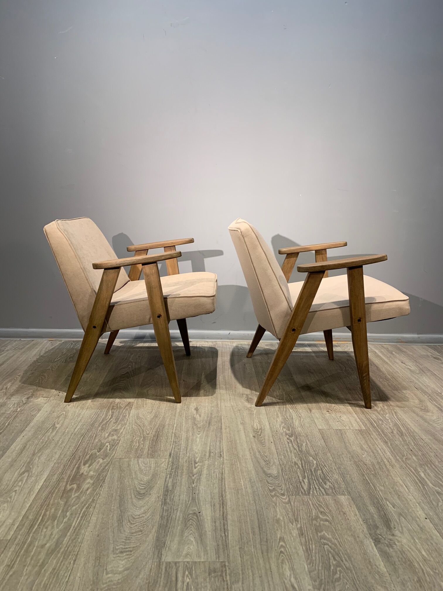 Paire de fauteuils 366, conçus par J. Chierowski